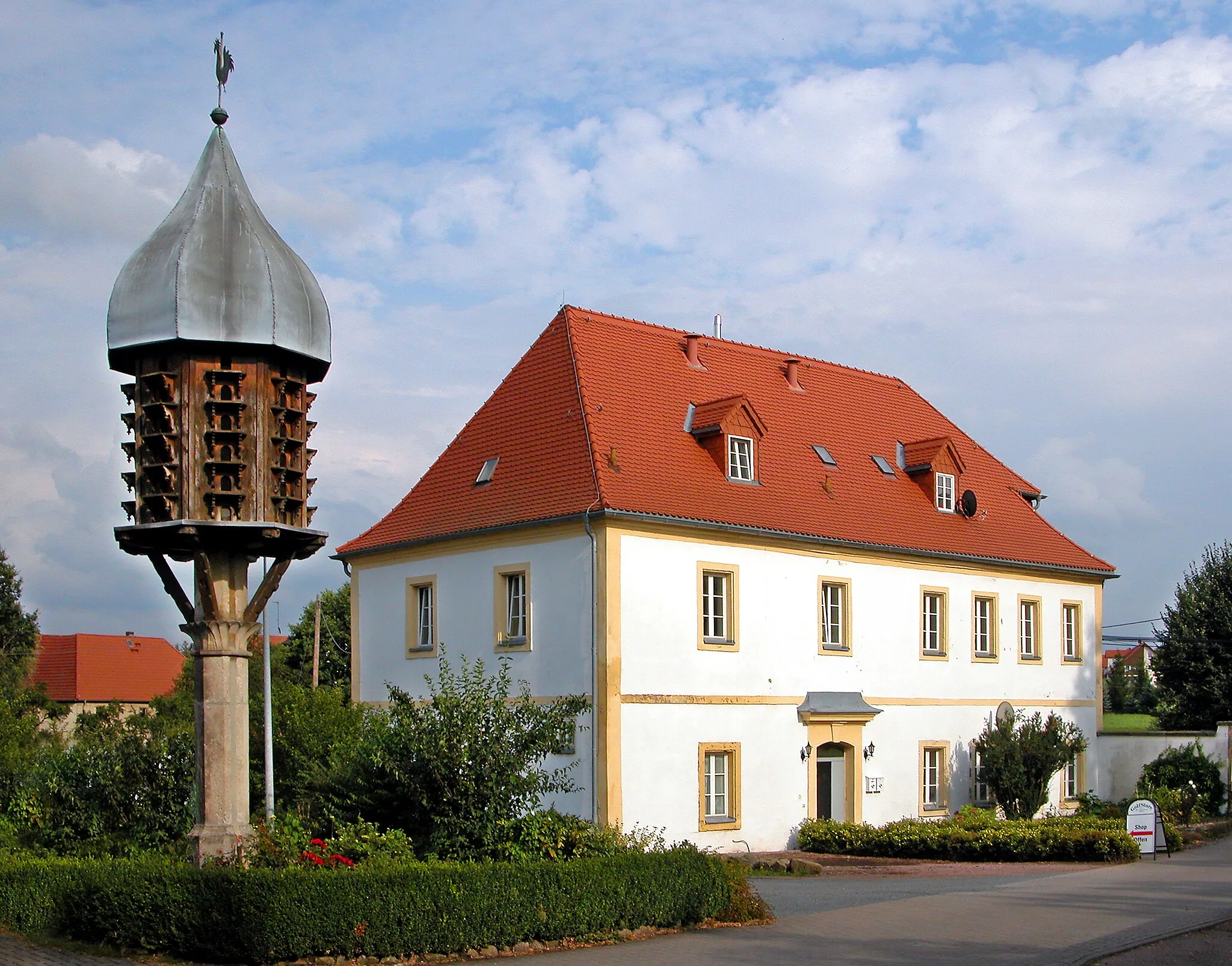 Photo showing: 24.08.2012  01728  Wilmsdorf (Bannewitz): Ferdinand-von-Schill-Straße 4: Schill´sches Vorwerk (GMP: 50.969738,13.707294). Geburtshaus von Ferdinand von Schill (06.01.1776 - 31.05.1809).                                                                                                                                               [DSCNn4384.TIF]20120824010DR.JPG(c)Blobelt