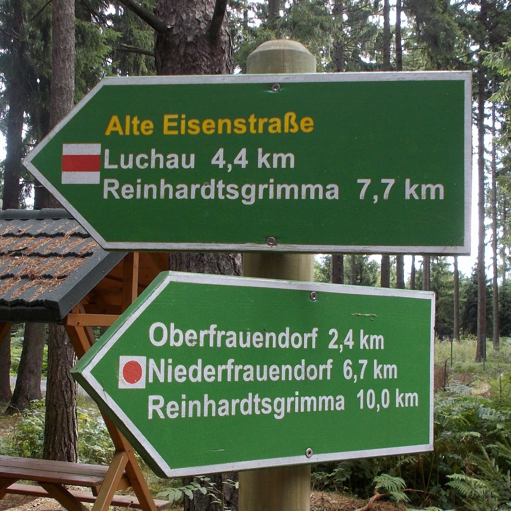 Photo showing: Wanderwegweiser Eisenstraße bei Schmiedeberg am Wettinplatz