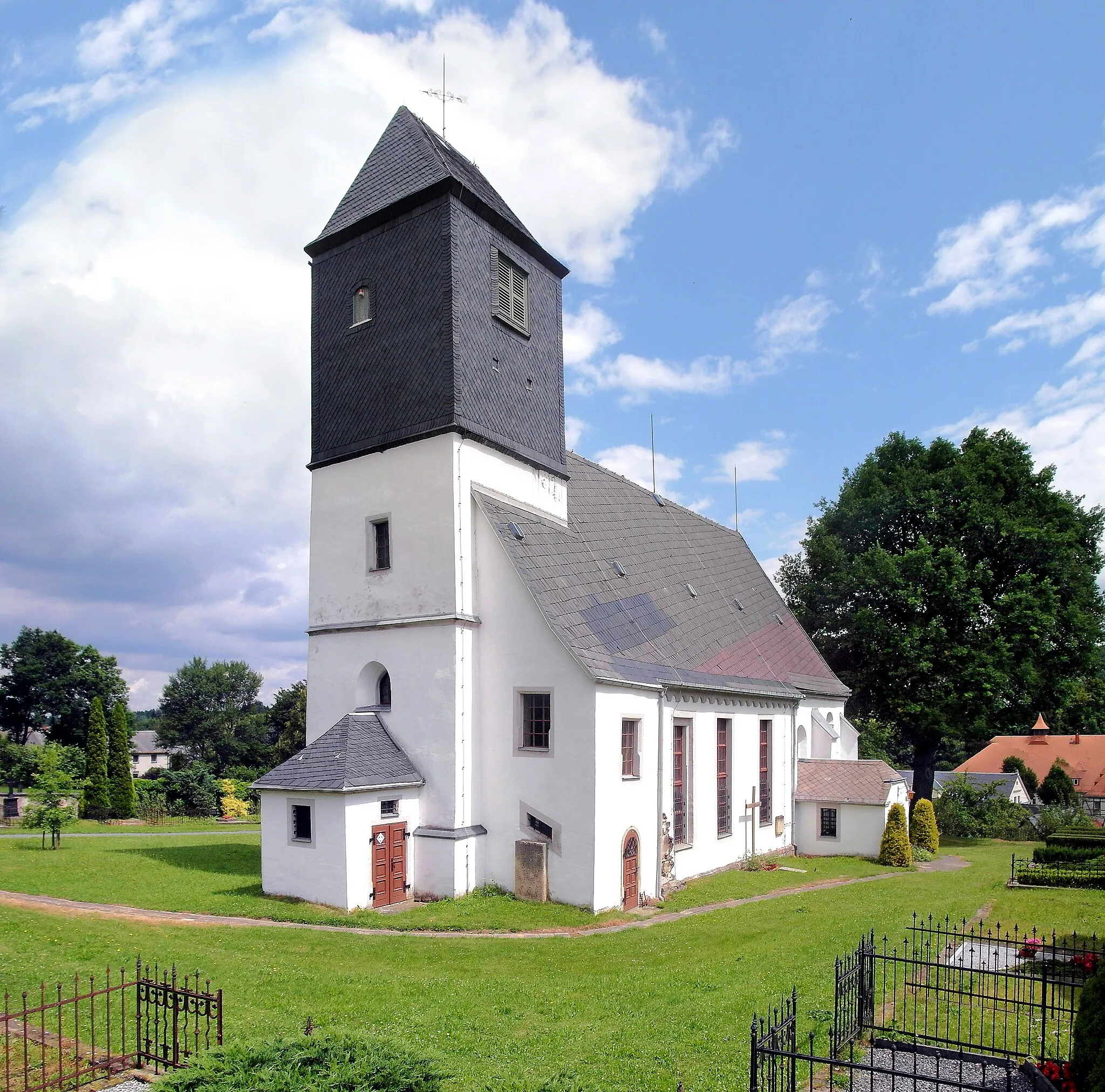 Photo showing: 01.07.2014   01774   Höckendorf (Klingenberg): Dorfkirche, Kirchweg 1 (GMP: 50.926062,13.587406). Romanische Kirche in Höckendorf, um 1325 erbaut (einschließlich Nachbargebäude auf den Grundmauern der ehemaligen Burg bzw. des Rittergutes der Ritter von Theler) am Heiligen Weg. Der Rundbogenfries an den Außenwänden stammt aus der Romanik.                                    [SAM4900-4901.JPG]20140701070MDR.JPG(c)Blobelt