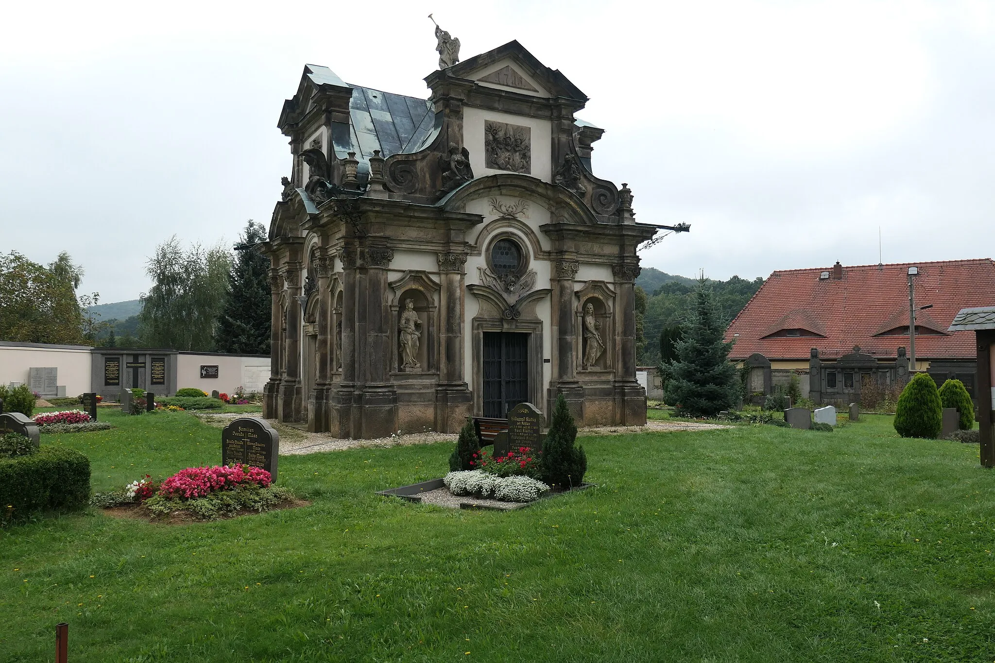 Photo showing: Gruft von Kanitz-Kyaw auf dem Friedhof der Stadtkirche Hainewalde