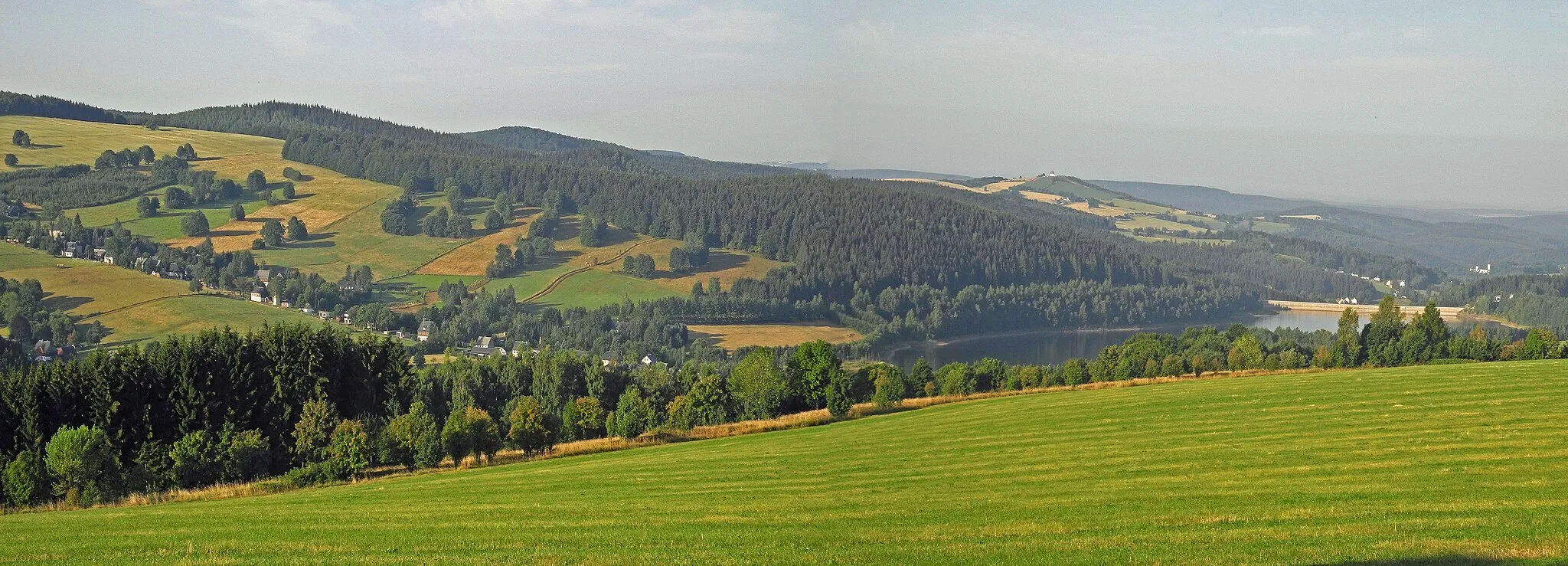 Photo showing: Blick von der Floßgrabenaussicht oberhalb von Cämmerswalde auf Neuwernsdorf, den Schwartenberg, die Talsperre Rauschenbach und Schloss Purschenstein in Neuhausen/Erzgeb.