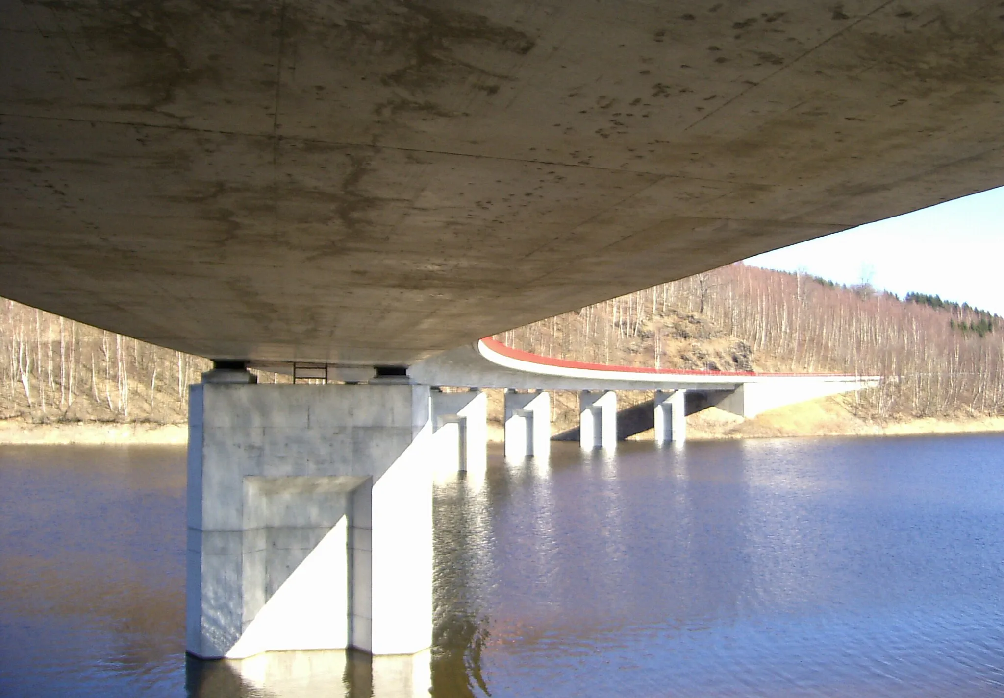 Photo showing: Straßenbrücke über die Rauschenbach-Talsperre zwischen Neuwernsdorf und Deutschgeorgenthal