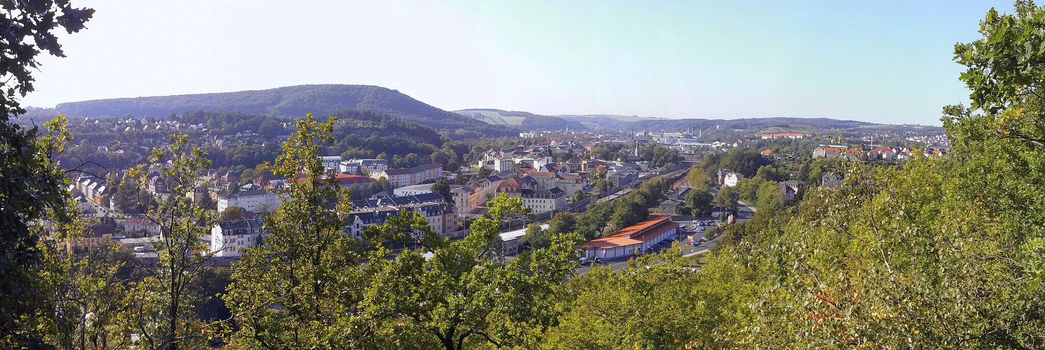 Photo showing: 2020 Freital Panorama-Aussicht-Fuchshöhle siehe auch
File:2015_Freital_Blick_vom_Jochhöh.JPG