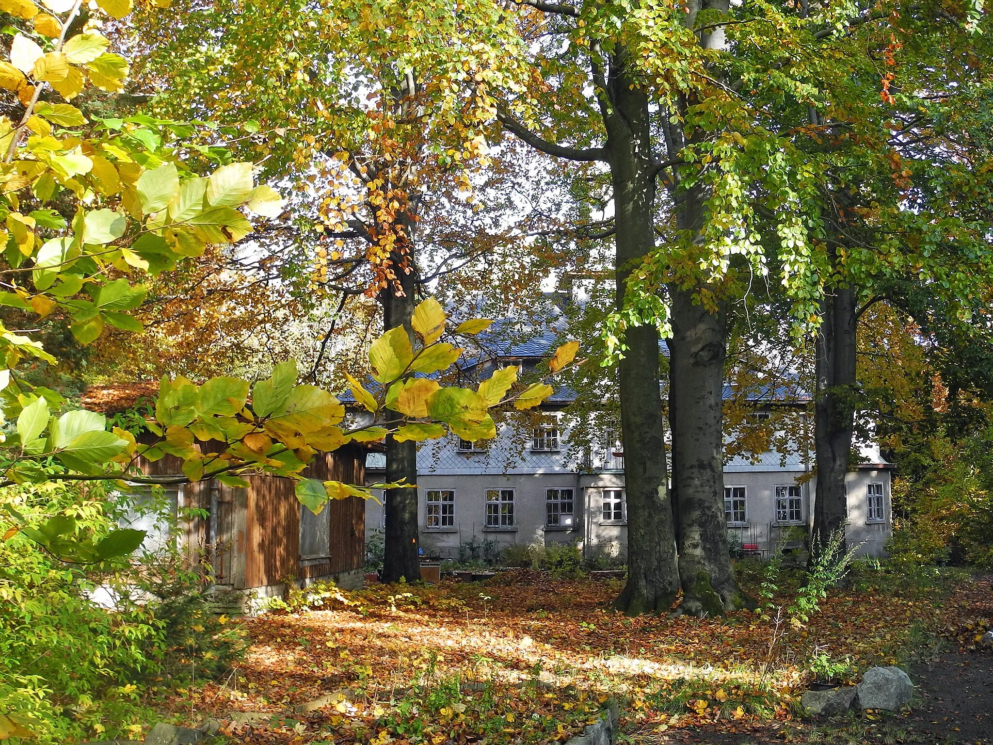 Photo showing: Die Schurigbaude auf der Weifaer Höhe in der Oberlausitz; ehem. Ferienheim des VEB Stömungsmaschinenbau Pirna