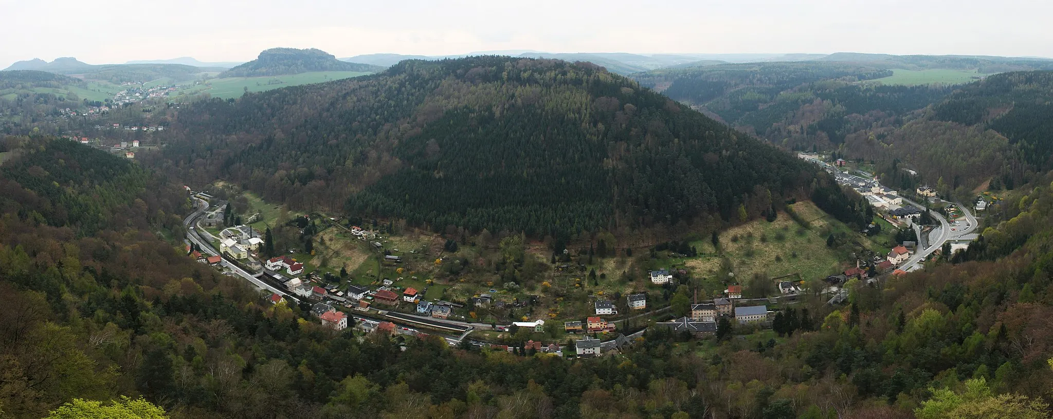 Photo showing: view from Königstein Fortress on the valley of the Biela River and the table mountain Quirl (350 m).