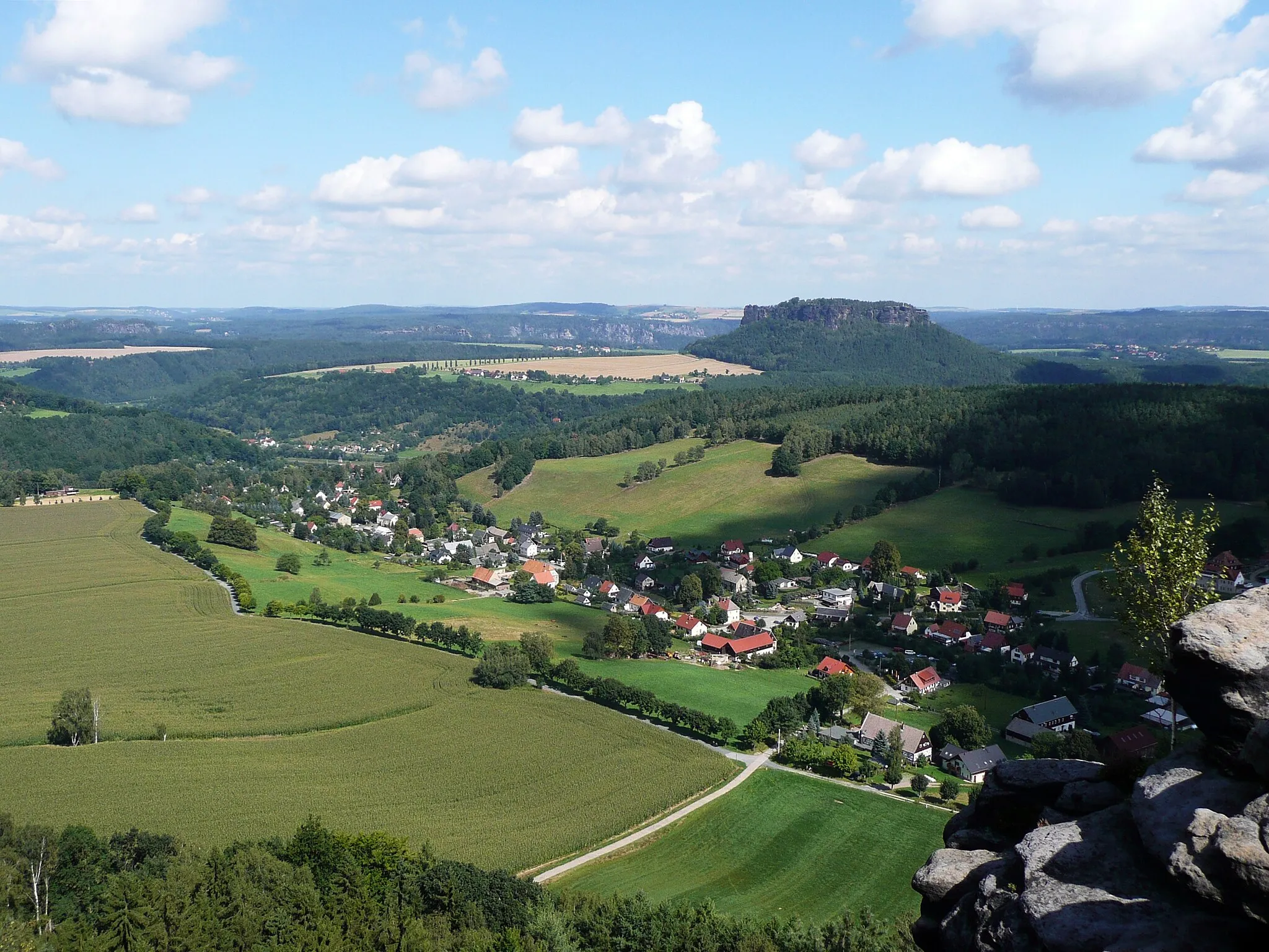 Photo showing: This image shows Pfaffendorf near Königstein with the Lilienstein (415 m) in the background.