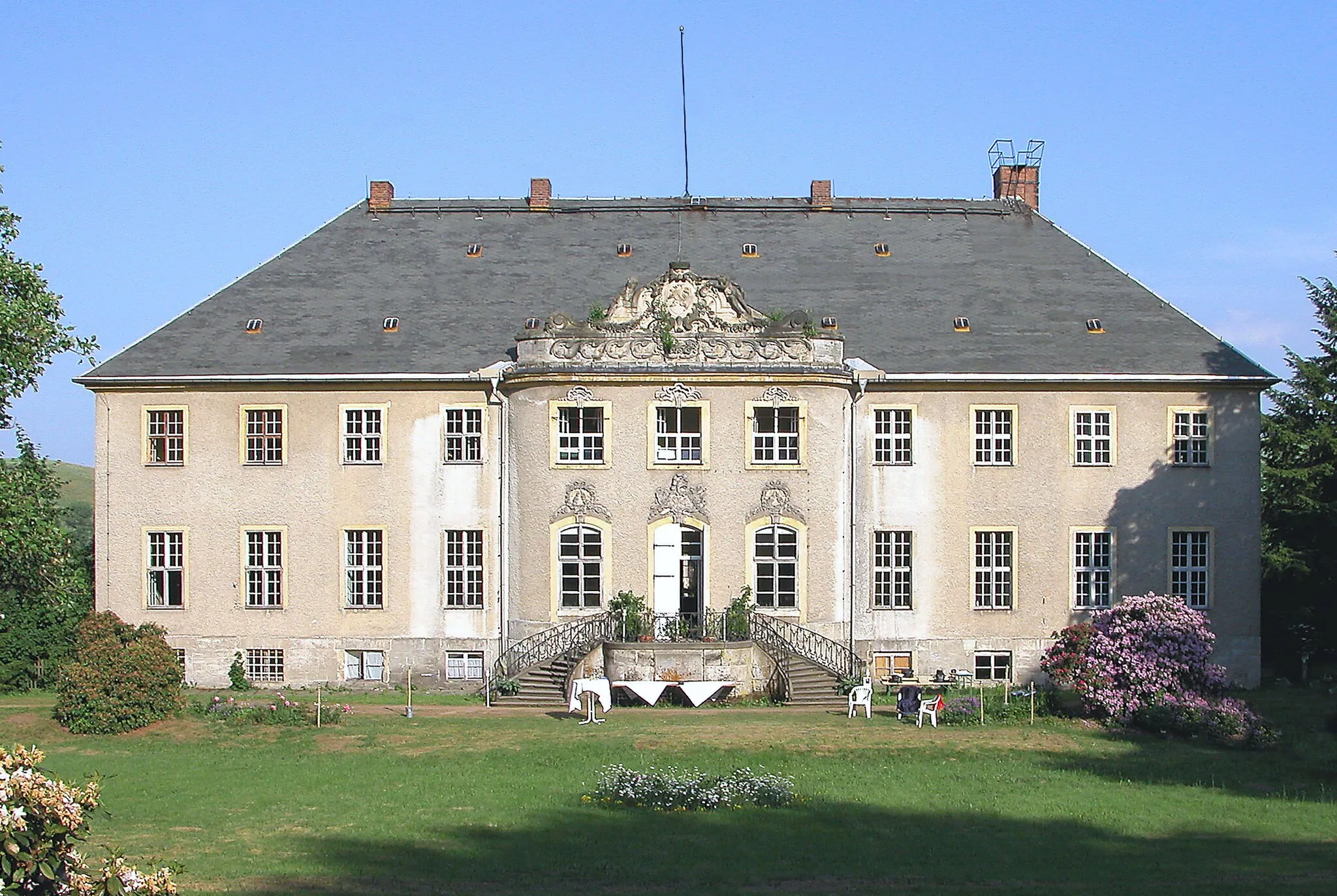 Photo showing: 31.08.2008  01774  Reichstädt (Dippoldiswalde), Am Schloß 1 (GMP: 50.882615,13.636542): Schon 1336 wird in Reichstädt ein Herrensitz erwähnt. Der Renaissancebau entstand 1535, 1765 wurde das Schloß unter Adam Rudolph von Schönberg im barocken Stil verändert. 1945 enteignet. In der DDR diente das Schloß als Kreis-Pionier- und Kulturhaus, der Festsaal wurde für Kino- und Tanzveranstaltungen genutzt. 1998 reprivatisiert. Ansicht Parkseite.                                                                                                                                                                                                                    [DSCN]20030607961DR.JPG(c)Blobelt