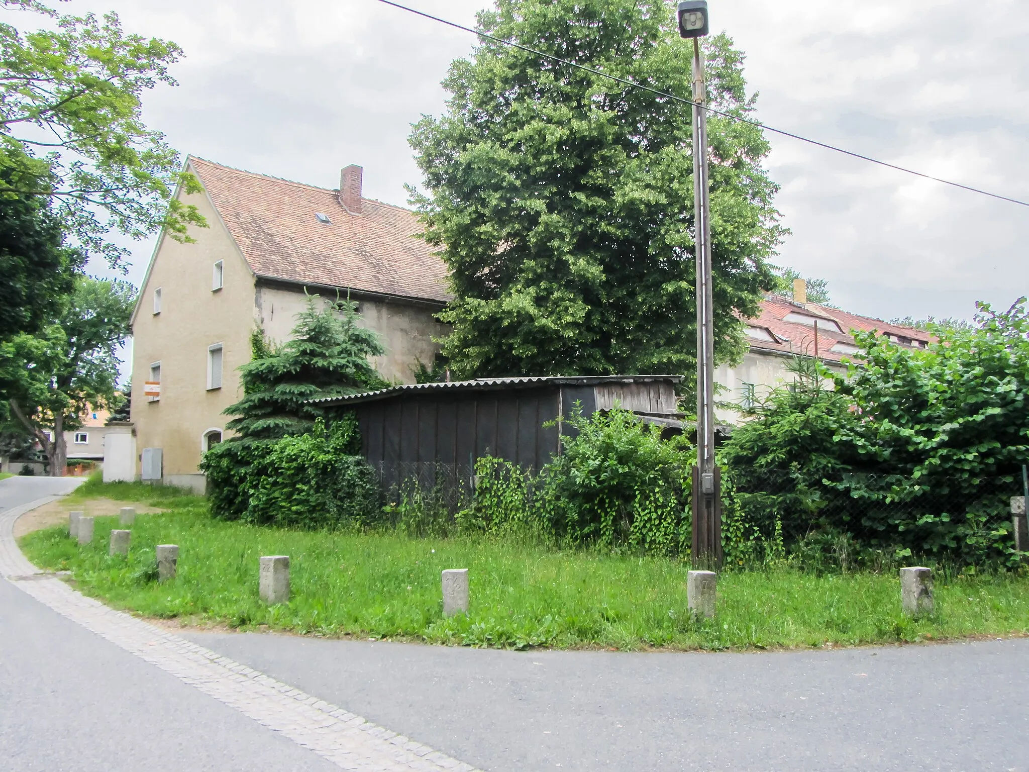 Photo showing: Kilometersteine aufgestellt als Steinsammlung vor Schloss Buchholz