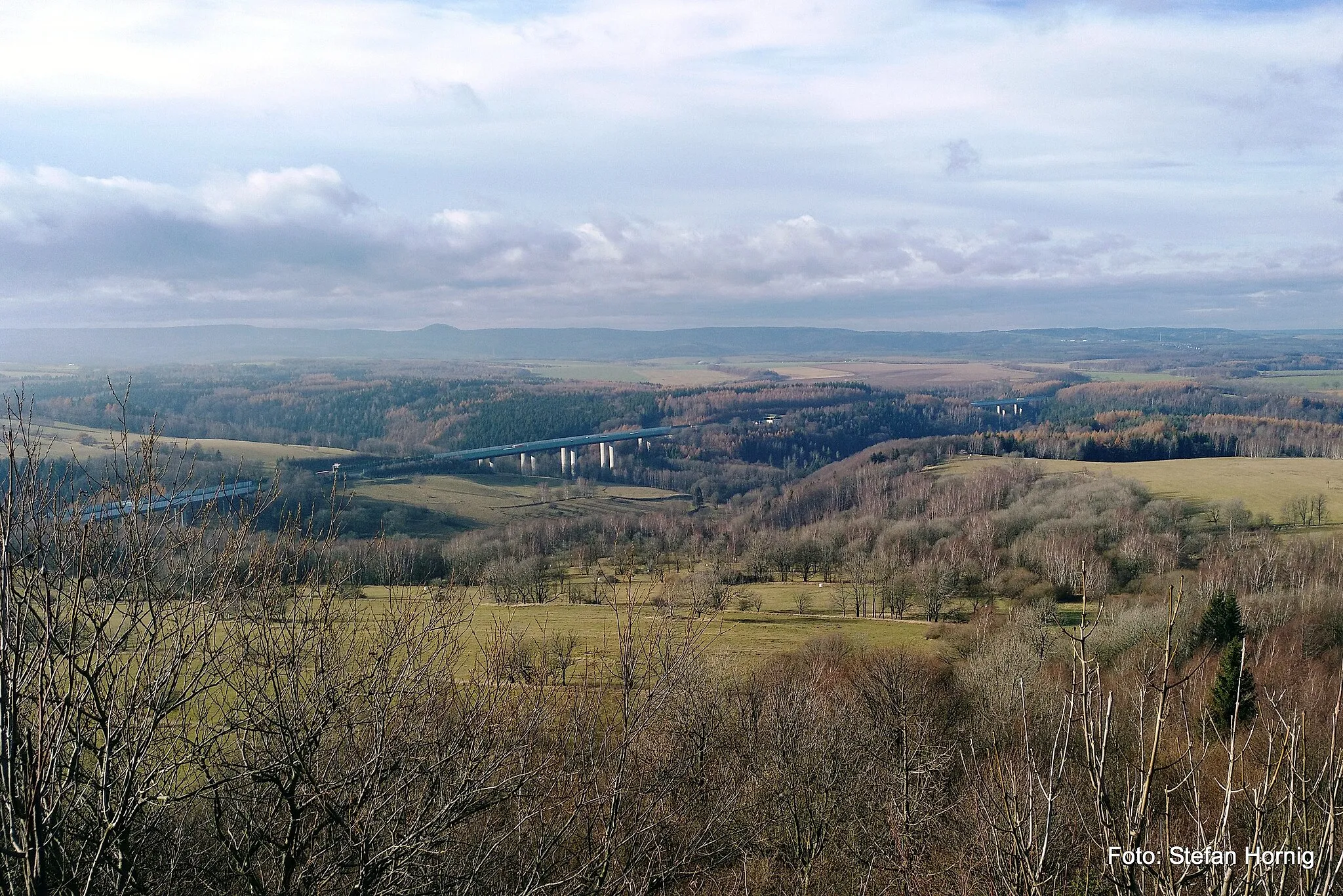 Photo showing: Blick vom Špičák über die Autobahn A17