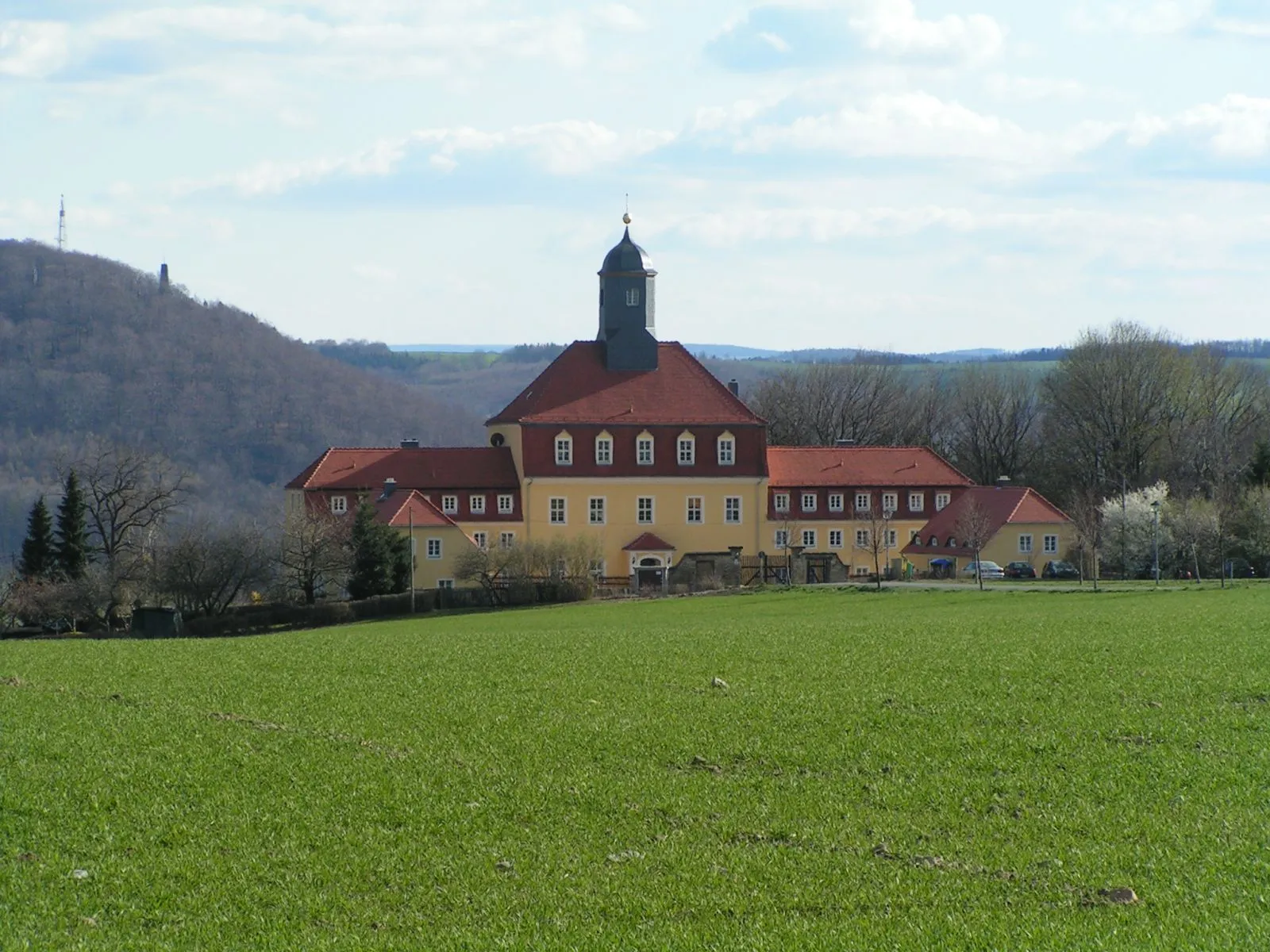 Photo showing: Pesterwitz. Jochhöhschlösschen mit Windberg im Hintergrund