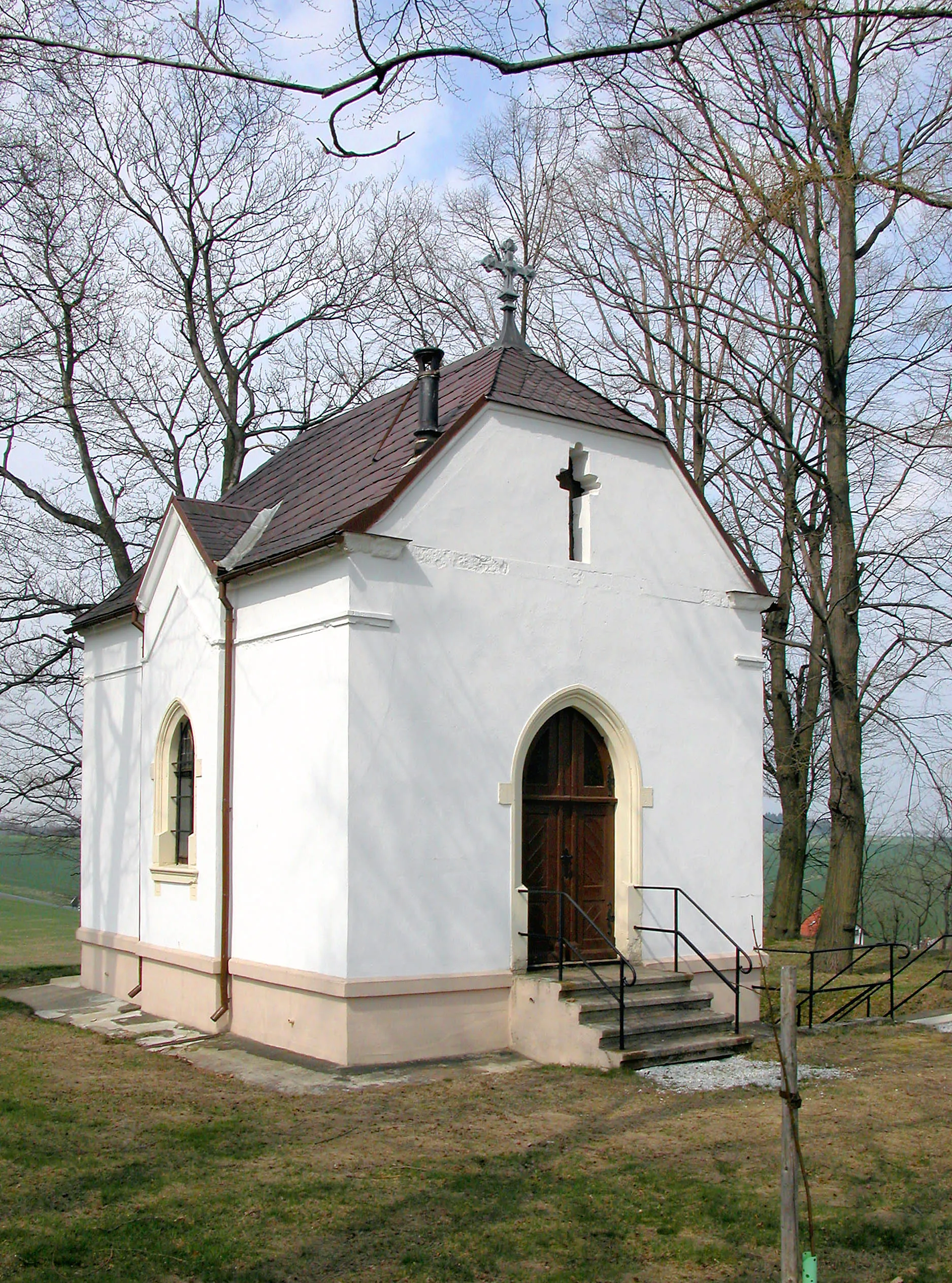 Photo showing: 18.04.2004   01744   Reichstädt (Dippoldiswalde): Kapelle auf der Kahlehöhe (GMP: 50.848271,13.610234). Hier stand bis zum Abbruch im Jahre 1872 die sagenumwobene, schon 1320 erwähnte Wallfahrtskirche "Zu den 14 Nothelfern". 1872 wegen Baufälligkeit abgerissen. Euphrosina von Schönberg ließ 1902 an fast derselben Stelle diese Gruftkapelle errichten. Sie diente der Reichstädter Rittergutsherrschaft von Schönberg als Erbbegräbnisstätte. 1983/84 grundlegend saniert.                            [DSCN2790.JPG]20040418400DR.JPG(c)Blobelt