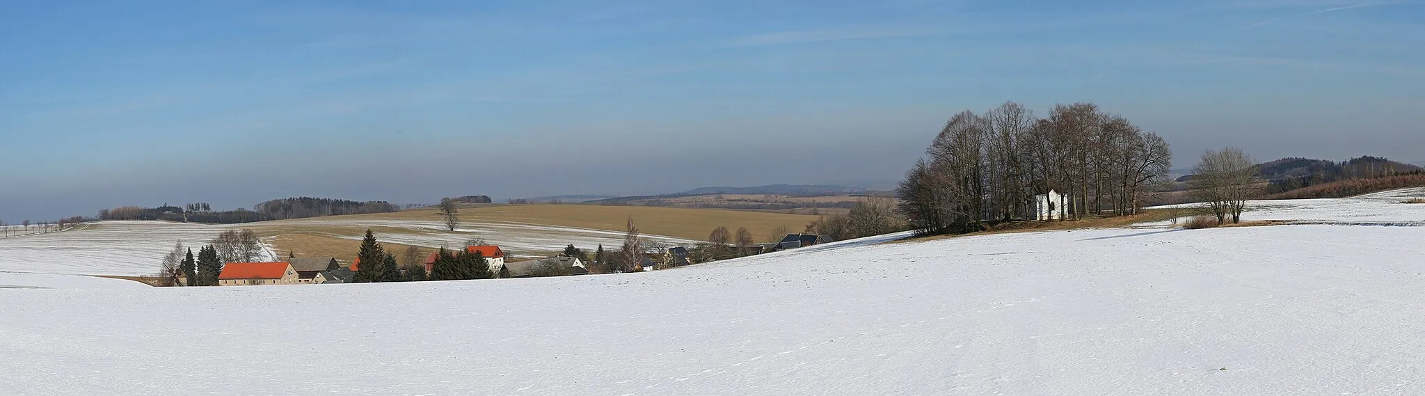 Photo showing: Reichstädt (Osterzgebirge): Blick auf die Kahlehöhenkirche und den oberen Teil des Dorfes mit der kleinen Turmholländermühle.