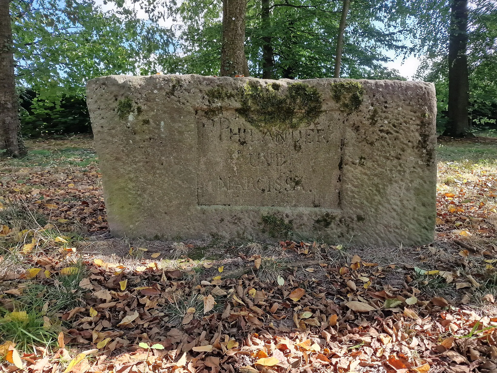 Photo showing: Sandstone pedestal with inscription in the castle park in Seifersdorf