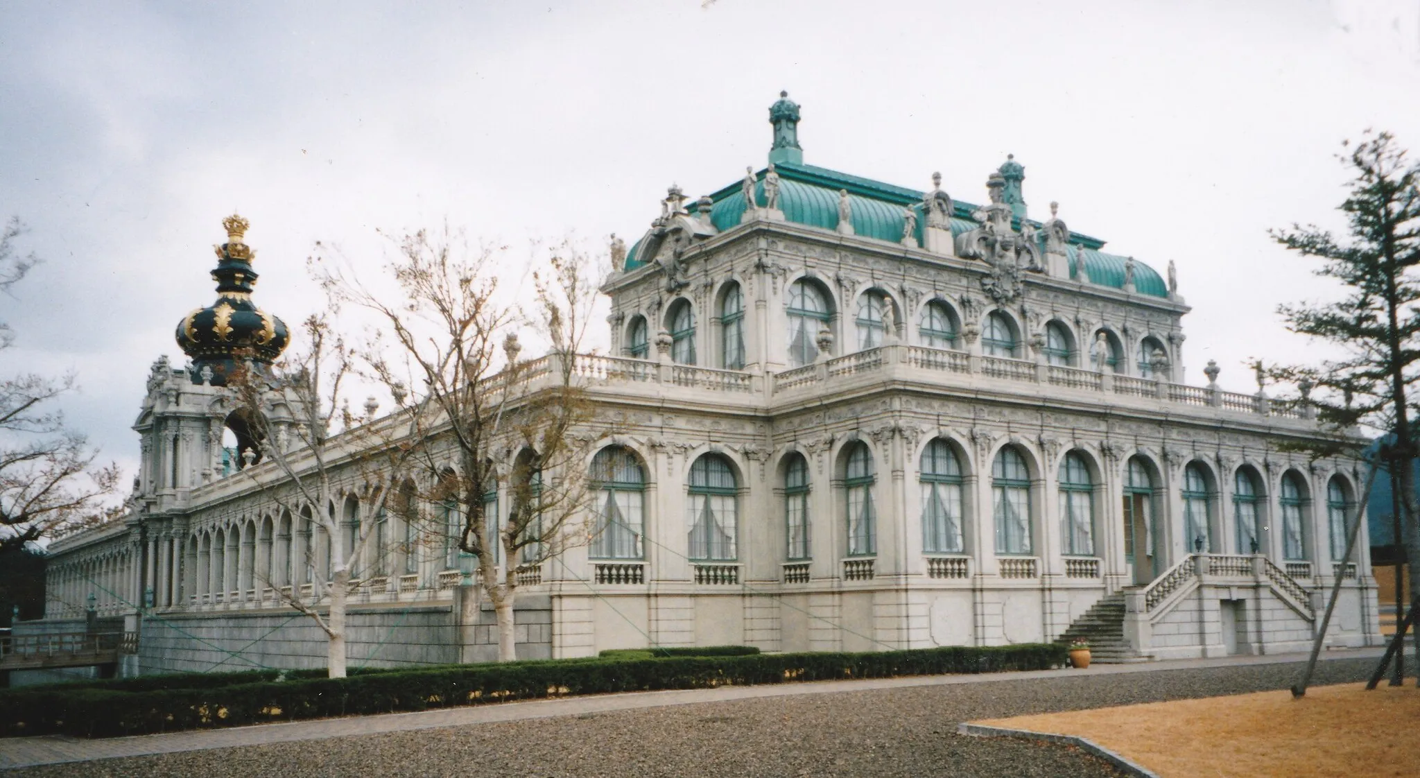 Photo showing: Copy of Dresden Zwinger (a Baroque building at Dresden) at Arita (Japan)