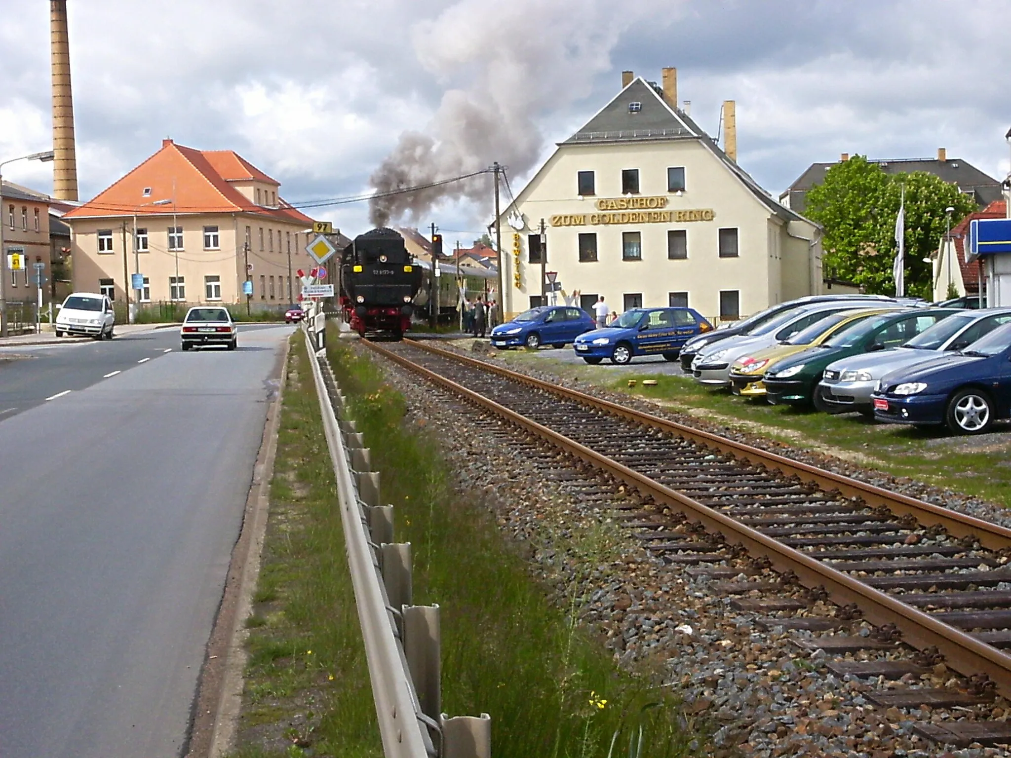 Photo showing: Bahnhof Königsbrück: Am 16.Oktober 1884 wurde der Schmalspurbahnhof in Betrieb genommen. 1896 erfolgte der Umbau auf Regelspur und am 30. September 1899 wurde die Strecke Königsbrück-Schwepnitz eingeweiht. Am 1. Oktober 1899 erfolgte die Inbetriebnahme. Im Februar 1914 erhält der Bahnhof Königsbrück ein neues Dienstgebäude für den Personenverkehr. Am 24. Mai 1998 fährt der letzte Personenzug von Königsbrück nach Straßgräbchen............Im September 1999 Eröffnung der Übergangsstelle Bus/Bahn am Bahnhof.  Sonderzug mit Dampflok BR 52 8177-9 Ottendorf Okrilla