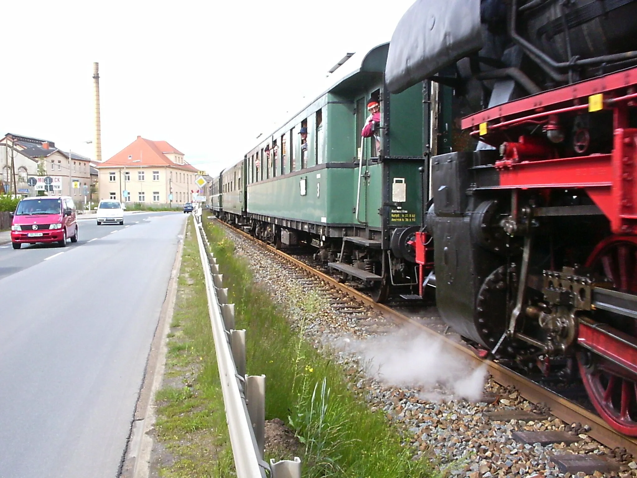 Photo showing: Bahnhof Königsbrück: Am 16.Oktober 1884 wurde der Schmalspurbahnhof in Betrieb genommen. 1896 erfolgte der Umbau auf Regelspur und am 30. September 1899 wurde die Strecke Königsbrück-Schwepnitz eingeweiht. Am 1. Oktober 1899 erfolgte die Inbetriebnahme. Im Februar 1914 erhält der Bahnhof Königsbrück ein neues Dienstgebäude für den Personenverkehr. Am 24. Mai 1998 fährt der letzte Personenzug von Königsbrück nach Straßgräbchen............Im September 1999 Eröffnung der Übergangsstelle Bus/Bahn am Bahnhof.  Sonderzug mit Dampflok BR 52 8177-9  Ottendorf-Okrilla