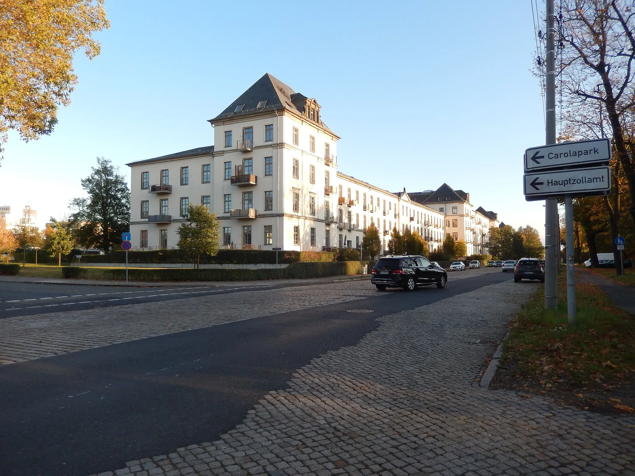 Photo showing: Stauffenbergallee in Dresden, stadtauswärts gesehen links von der Königsbrücker Straße. Hausnummern 12, 12, 12 a - h, 12 i, 12 k, 14, Stauffenbergallee 16. Bereitschaftspolizei (im Bild durch die Hauszeile verdeckt)