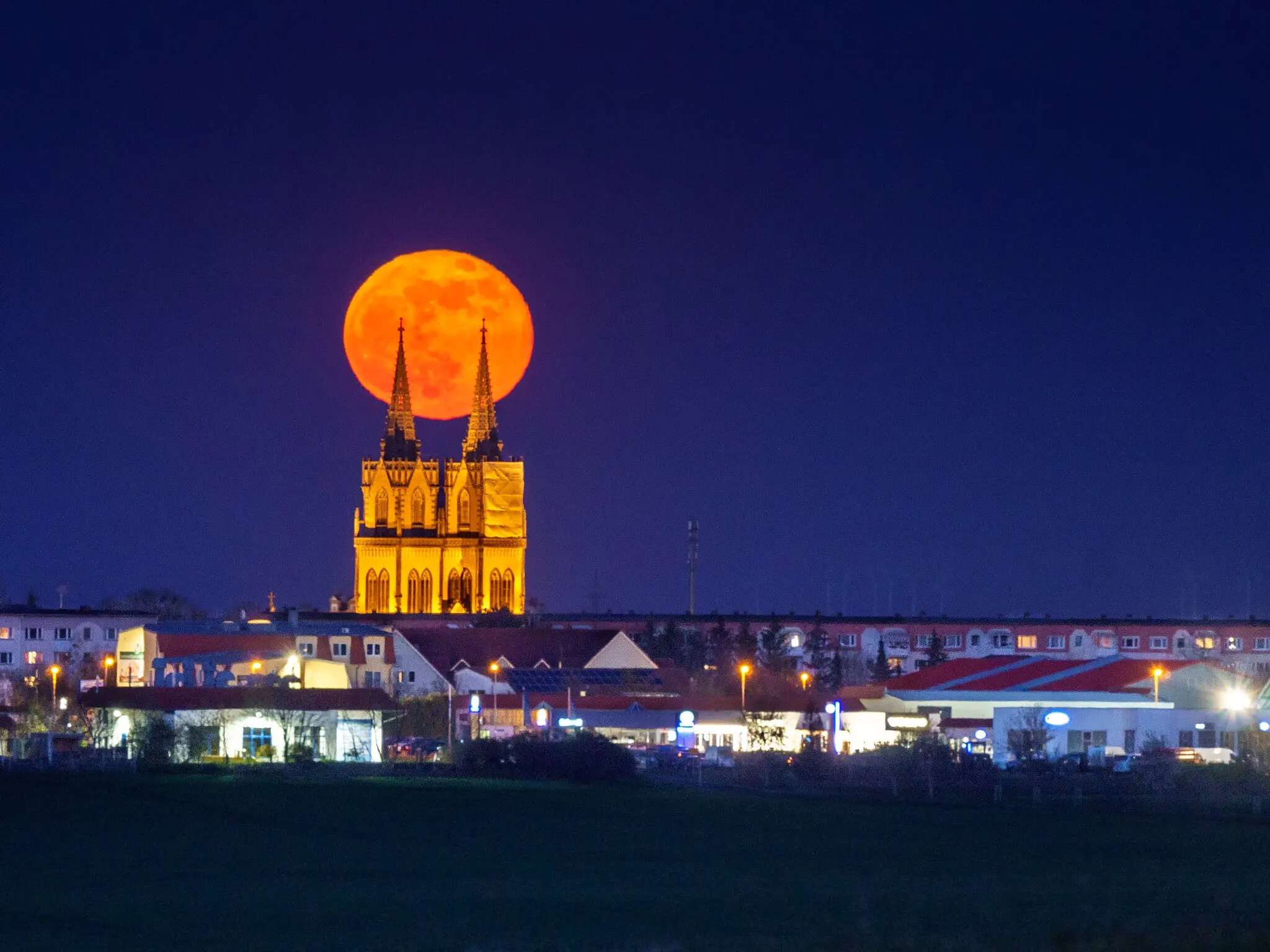 Photo showing: Supermond am 27.04.2021 und die Doppeltüme der Stadtkirche St. Aegidien in Oschatz