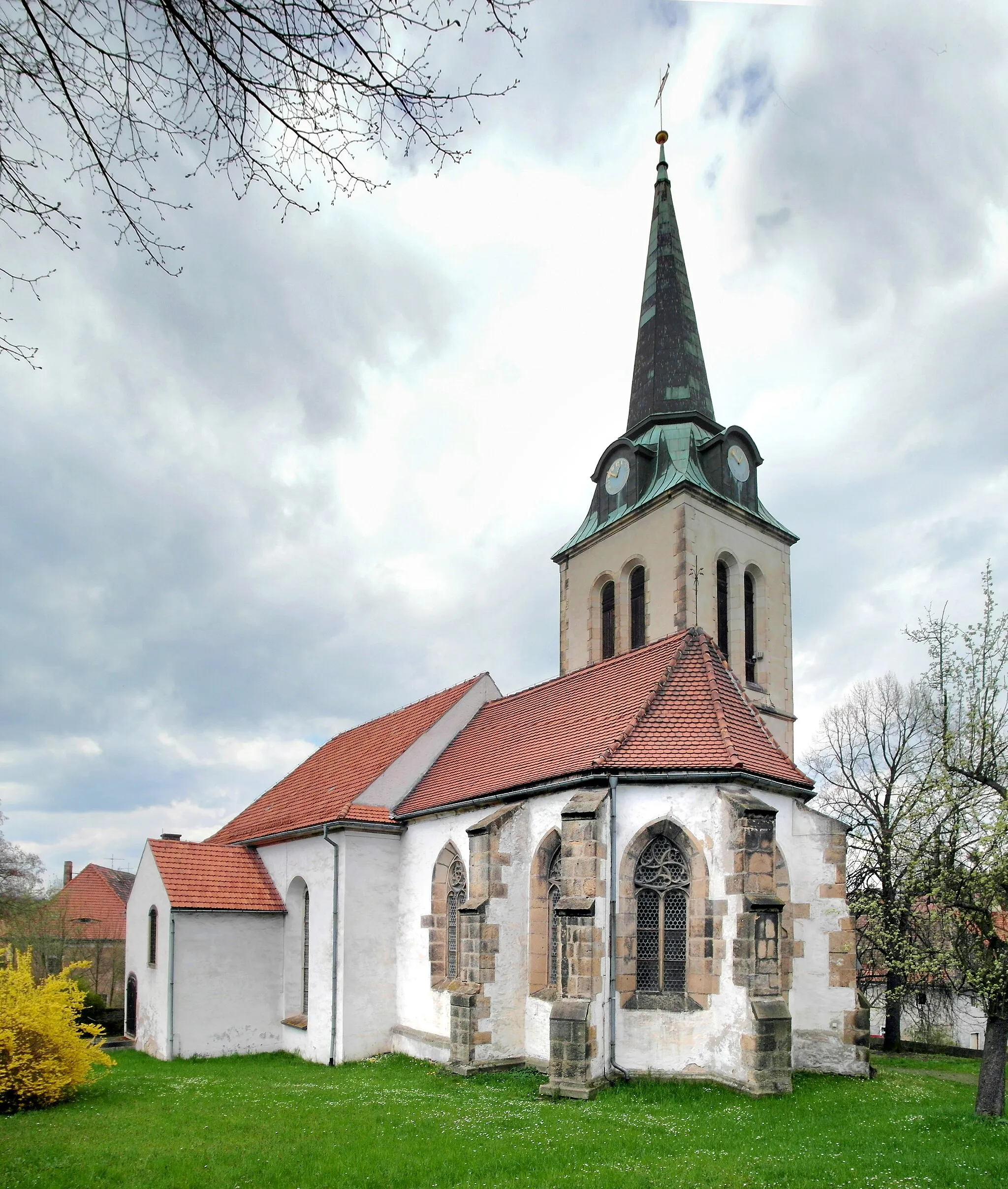 Photo showing: 18.04.2016     01819    Ottendorf (Friedrichswalde-Ottendorf, Bahretal), Ottendorf 57: Dorfkirche Ottendorf (GMP: 50.896814,13.921200). Die evangelische Kirche in Ottendorf ist romanischen Ursprungs und damit die älteste in der Gemeinde. Das Kirchlehen wurde erstmals 1447 erwähnt. Die Kirche wurde 1522 bis 1524 renoviert. 1698 wurde das Schiff gewölbt und 1900 fand ein weiterer größerer Umbau statt. Spätgotische Chorpartie mit Maßwerkfenstergewänden. Ursprünglich romanisch, Ende 14. Jh. gotisch erneuert. Turm an der Nordseite von 1900.  [SAM4511+4514.JPG]20160418400MDR.JPG(c)Blobelt