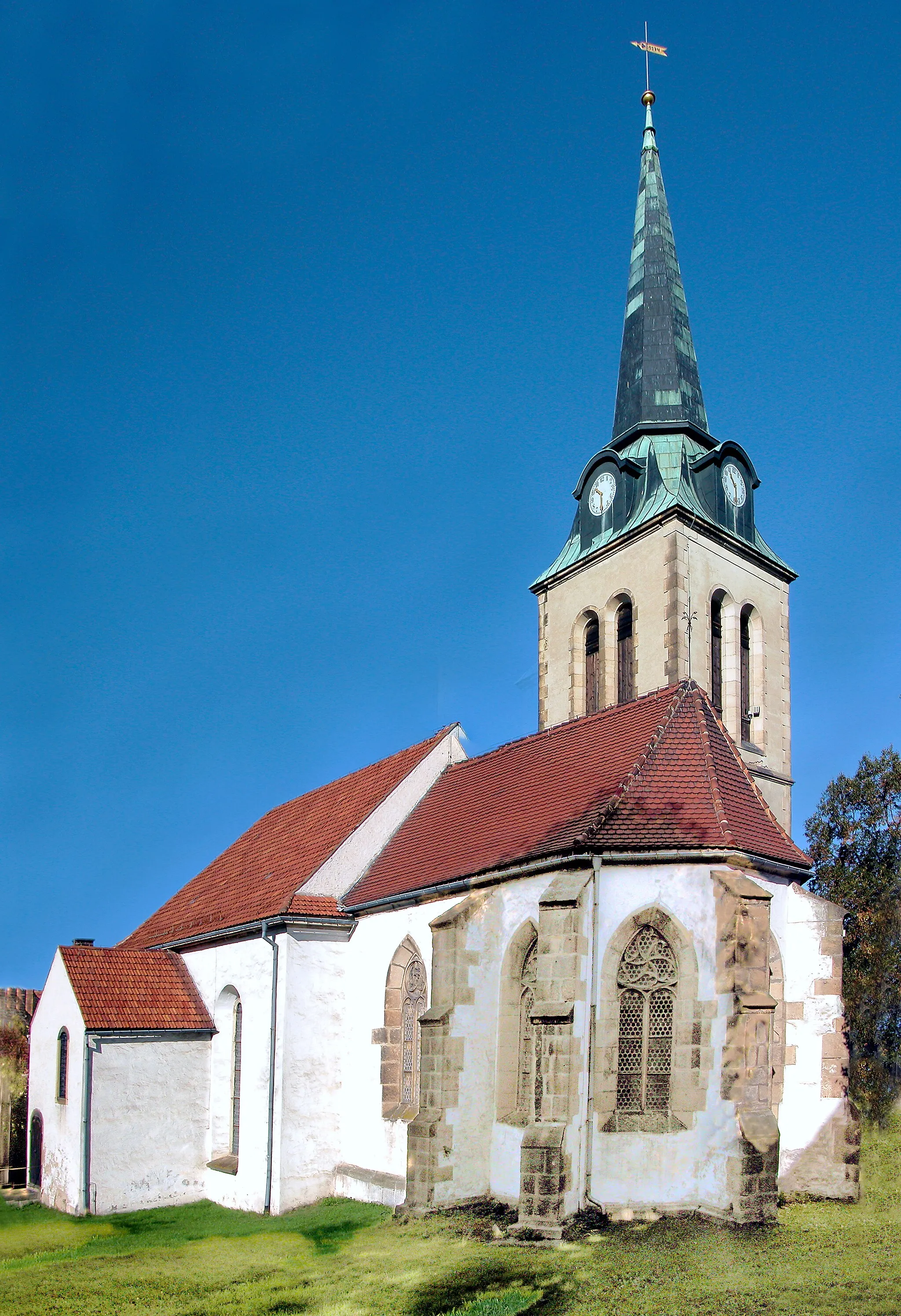 Photo showing: 06.10.2011   01819  Ottendorf (Friedrichswalde-Ottendorf, Bahretal), Ottendorf 57: Dorfkirche Ottendorf (GMP: 50.896814,13.921200). Die evangelische Kirche in Ottendorf ist romanischen Ursprungs und damit die älteste in der Gemeinde. Im 14. Jahrhundert wurde sie gotisch erneuert. Das Kirchlehen wurde erstmals 1447 erwähnt. Die Kirche wurde 1522 bis 1524 renoviert. 1698 wurde das Schiff gewölbt und 1900 fand ein weiterer größerer Umbau statt. Der immer noch genutzte Friedhof wurde 1885 mit einer Totenhalle angelegt. Zur Kirchgemeinde zählten Ottendorf, Gersdorf und Dohma. Besonders sehenswert sind Fresken im Chorraum mit Abbildungen der Apostel und Evangelisten, die um 1500 entstanden sind, aber erst in letzter Zeit wiederentdeckt wurden. Sicht von Südosten.                                                                                                          [DSCNn2806-05.TIF]20111006105MDR.JPG(c)Blobelt