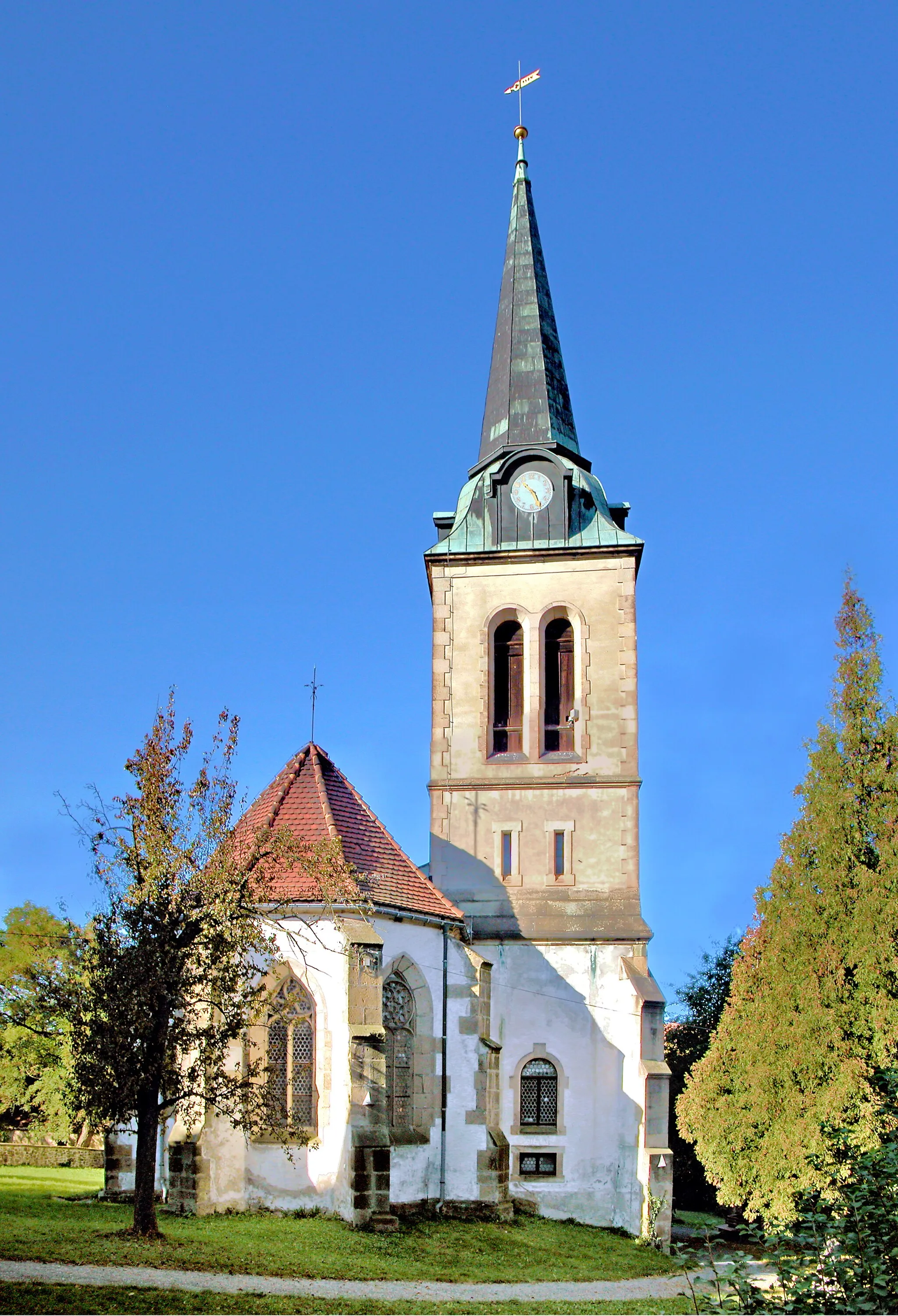 Photo showing: 06.10.2011   01819  Ottendorf (Friedrichswalde-Ottendorf, Bahretal), Ottendorf 57: Dorfkirche Ottendorf (GMP: 50.896814,13.921200). Die evangelische Kirche in Ottendorf ist romanischen Ursprungs und damit die älteste in der Gemeinde. Im 14. Jahrhundert wurde sie gotisch erneuert. Das Kirchlehen wurde erstmals 1447 erwähnt. Die Kirche wurde 1522 bis 1524 renoviert. 1698 wurde das Schiff gewölbt und 1900 fand ein weiterer größerer Umbau statt. Der immer noch genutzte Friedhof wurde 1885 mit einer Totenhalle angelegt. Zur Kirchgemeinde zählten Ottendorf, Gersdorf und Dohma. Besonders sehenswert sind Fresken im Chorraum mit Abbildungen der Apostel und Evangelisten, die um 1500 entstanden sind, aber erst in letzter Zeit wiederentdeckt wurden. Sicht von Osten.                                                                                                          [DSCNn2804-05.TIF]20111006100MDR.JPG(c)Blobelt