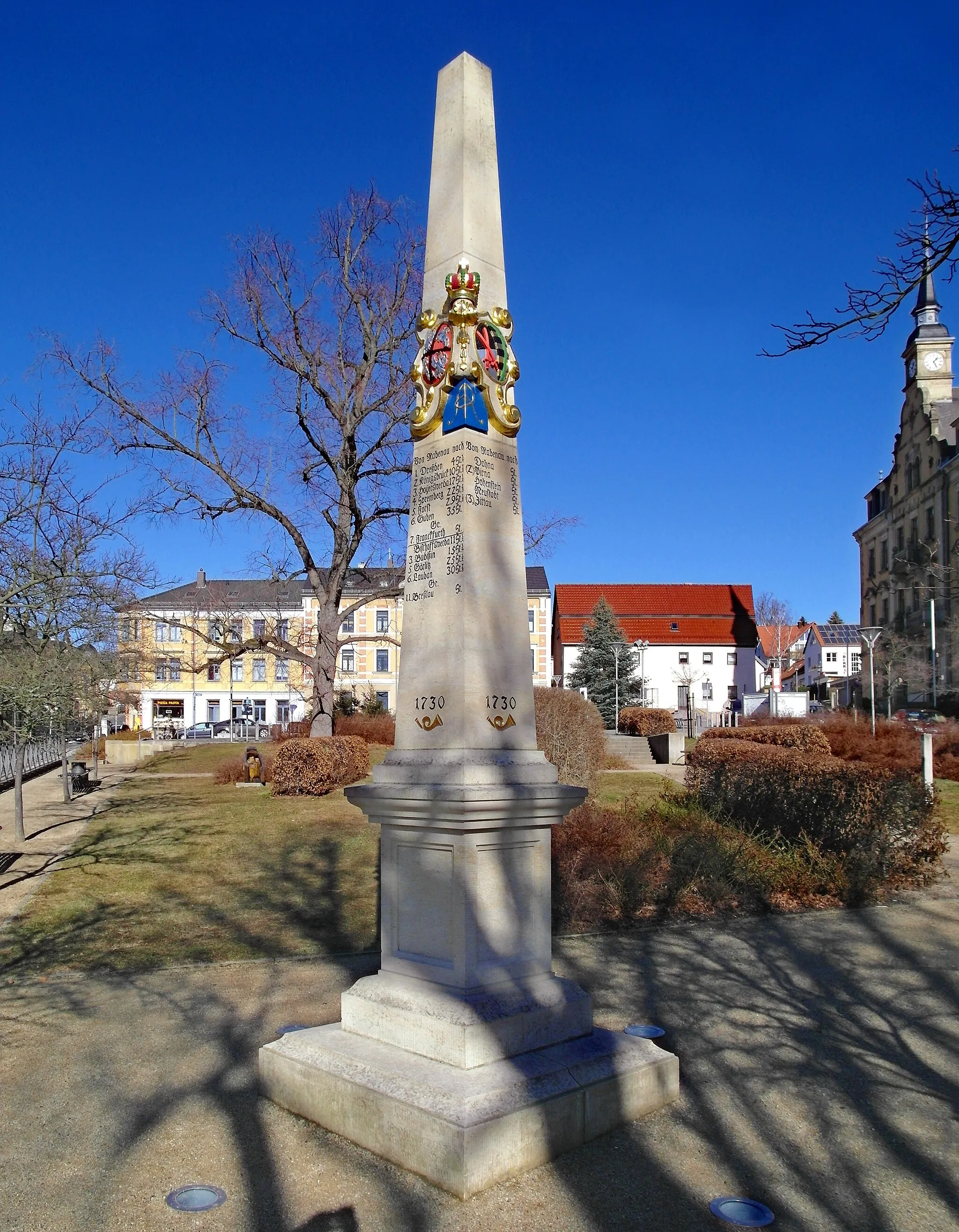 Photo showing: 16.02.2019   01734  Rabenau, Markt: Die Kursächsische Postdistanzsäule (GMP: 50.962758,13.641540) wurde 1730 aufgestellt und 1870 wegen Baufälligkeit abgebrochen. Anläßlich des 525. Jubiläums der Stadtrechtsverleihung erfolgte am 18. Mai 2013 die Einweihung einer Nachbildung am Originalstandort, die von der Fa. Steinrestaurierung 
Hain aus Meißen angefertigt wurde. Sicht von Süden.                         [SAM9530.JPG]20199216220DR.JPG(c)Blobelt