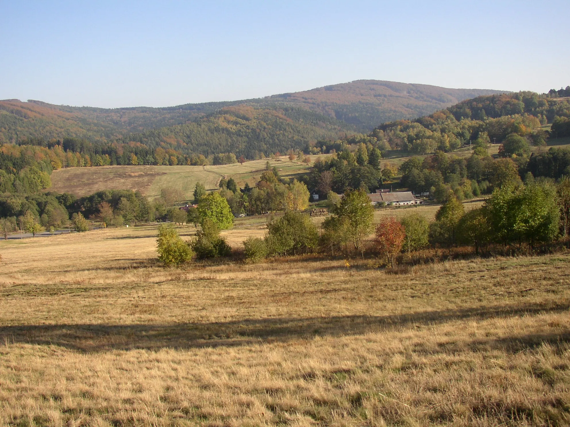 Photo showing: Pěnkavčí vrch (dt. Finkenkoppe) vom Křížová hora (dt. Kreuzberg) bei Jiřetín pod Jedlovou. Lausitzer Gebirge, Nordböhmen, Tschechien.