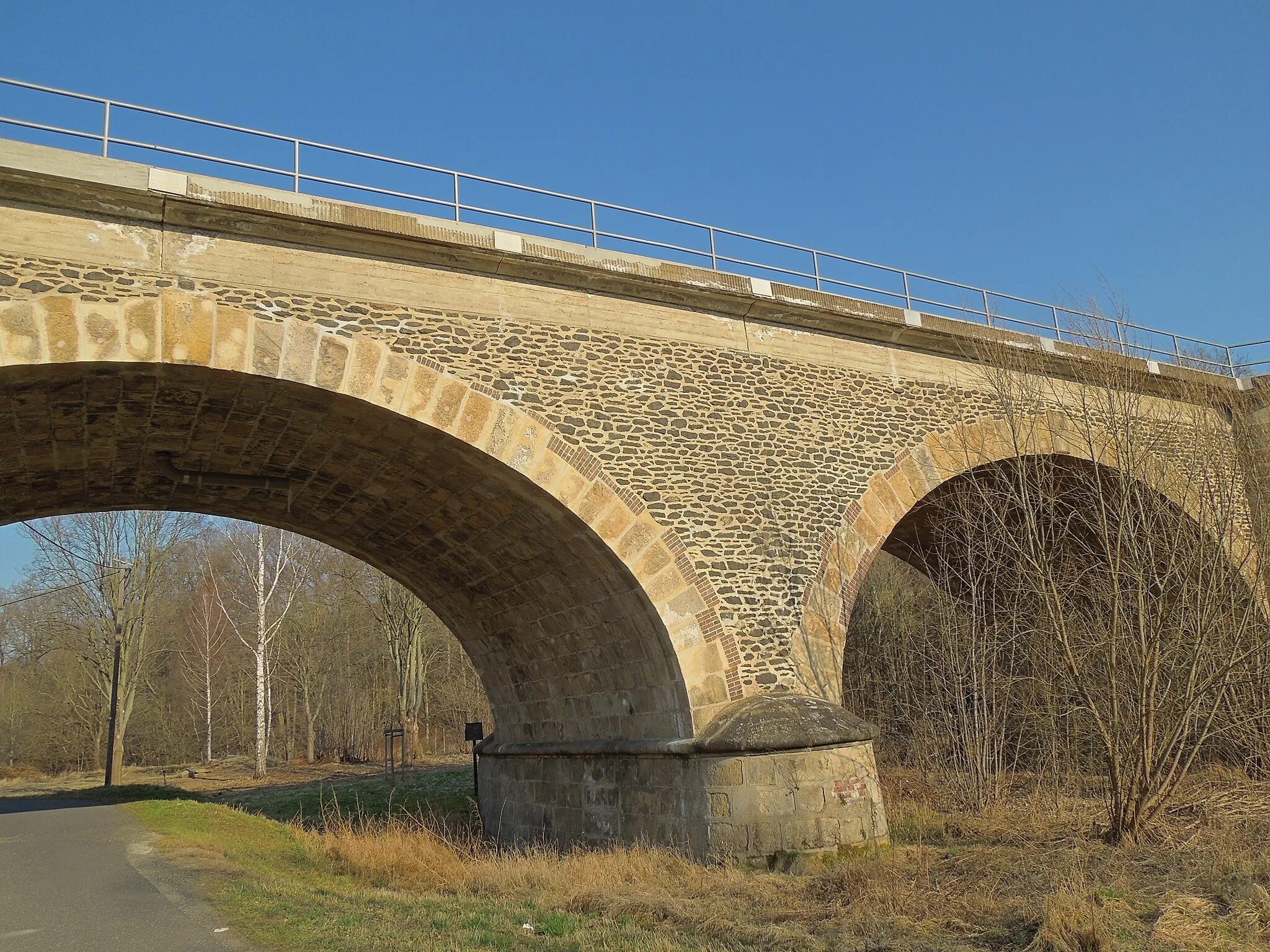 Photo showing: Detailansicht von dem Viadukt der Bahnstrecke Zittau - Löbau über das Mandautal in Mittelherwigsdorf