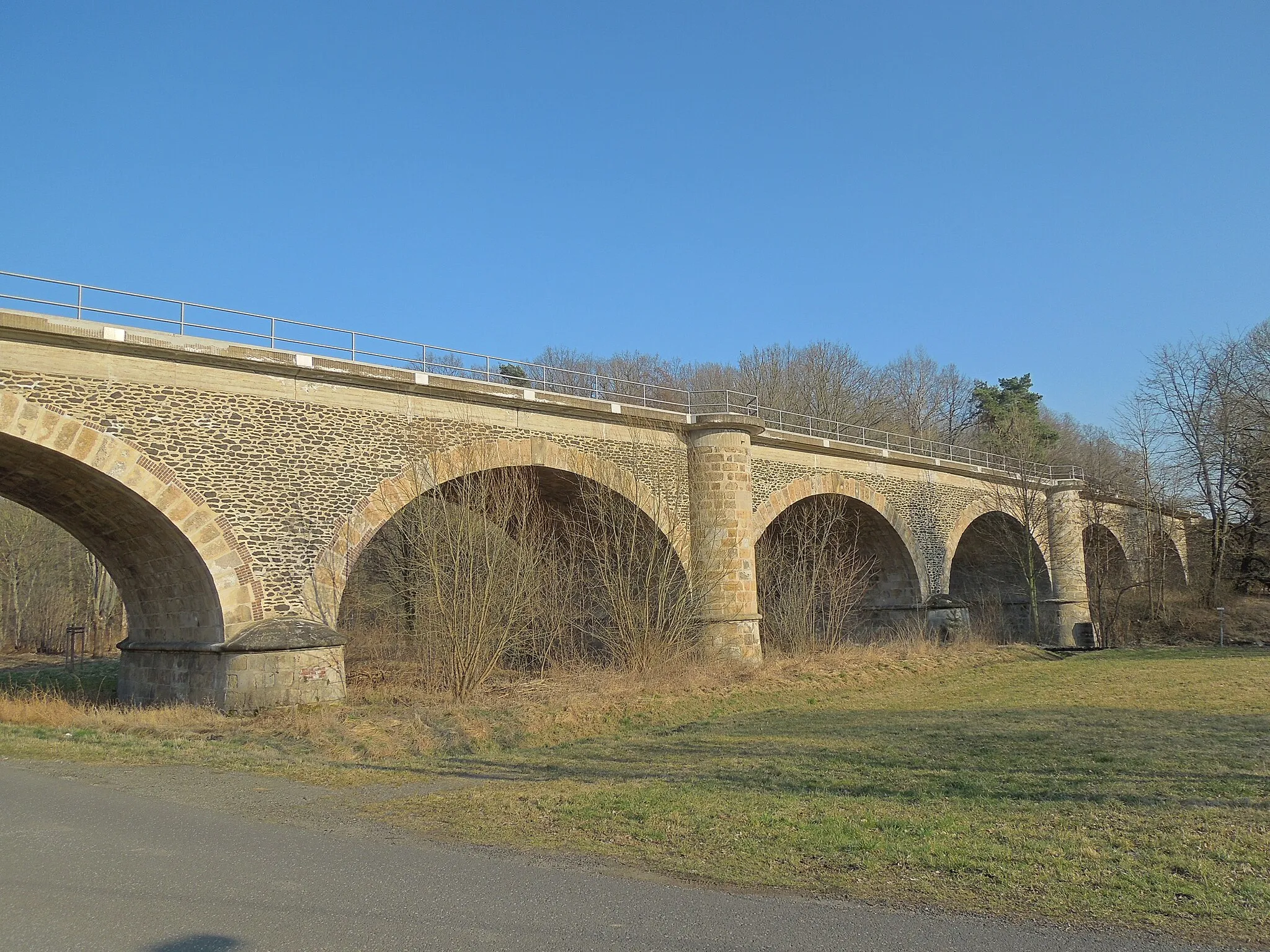 Photo showing: Viadukt der Bahnstrecke Zittau - Löbau über das Mandautal in Mittelherwigsdorf, Blick von Südwesten