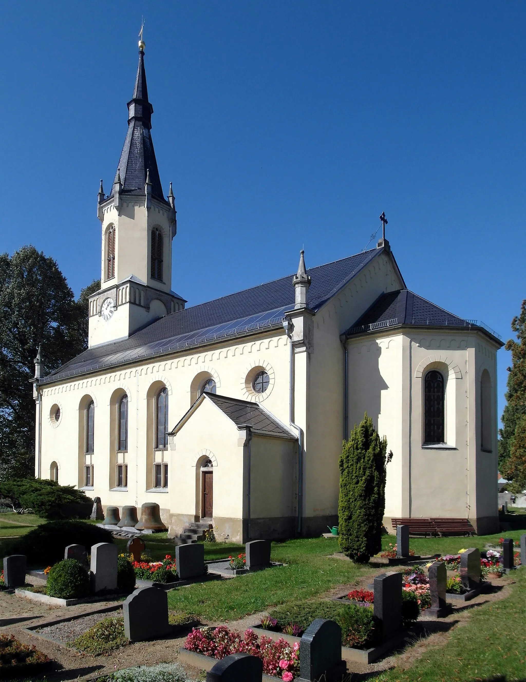 Photo showing: 30.09.2013  01471  Bärwalde (Radeburg), An der Kirche (GMP: 51.200963,13.674507): Dorfkirche Bärwalde. An der Stelle einer älteren Kirche aus dem 16. Jahrhundert wurde 1866/67 die heutige Kirche im Stile der Neoromanik erbaut.                    [SAM9634.JPG]20130930355DR.JPG(c)Blobelt