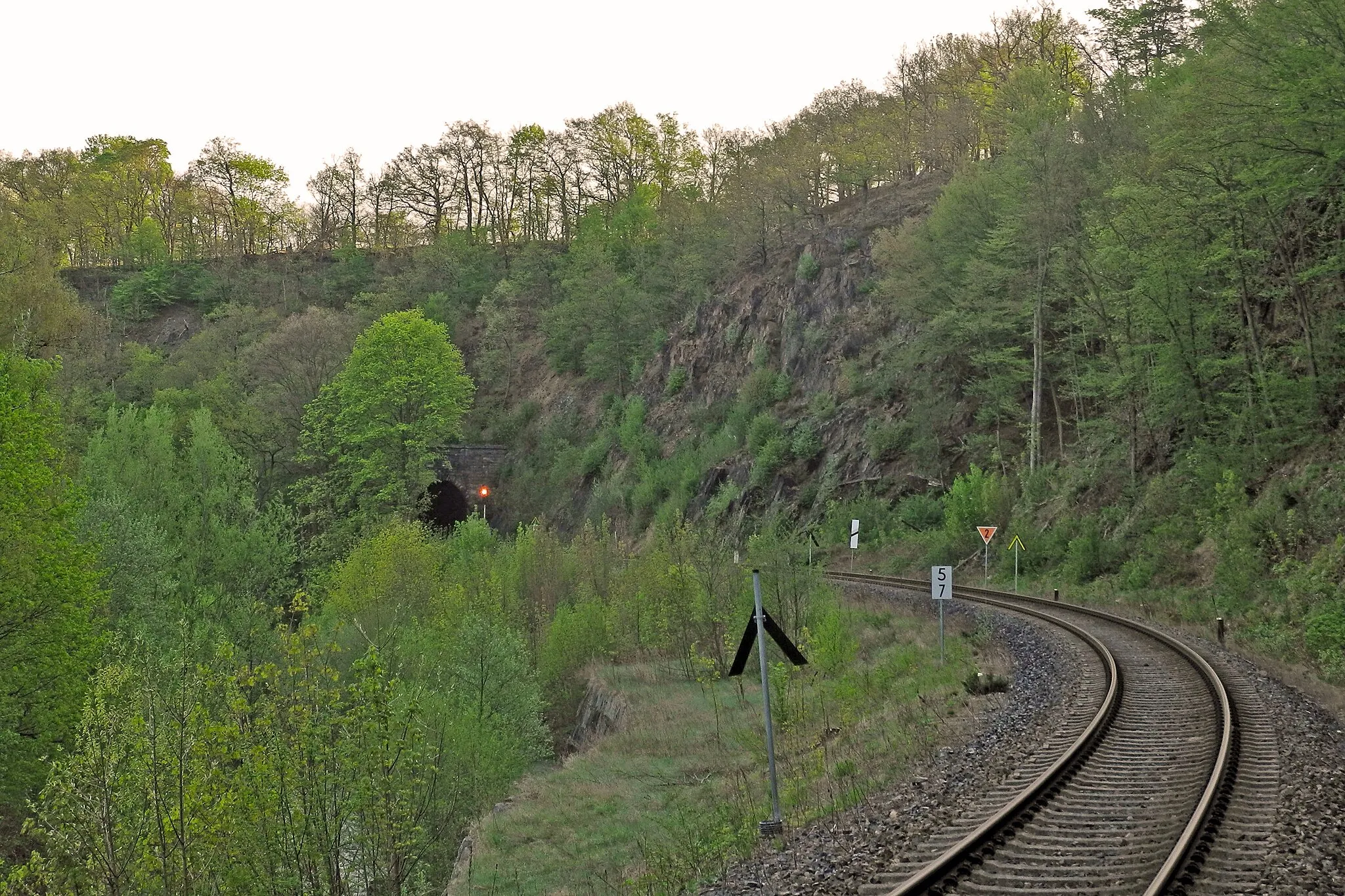 Photo showing: Denkmalgeschützte Sachgesamtheit Müglitztalbahn – Bahnstrecke als Sachgesamtheitsbestandteil OT Köttewitz und 
Tunnel Köttewitz bei km 5,4