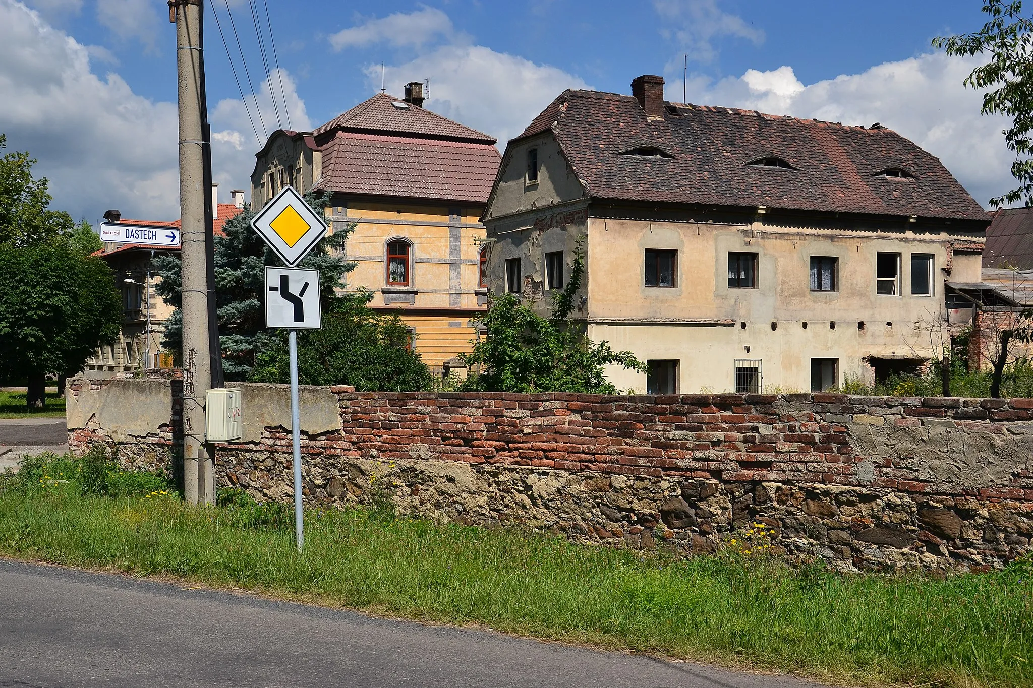 Photo showing: Lahošť, domy čp. 101 a 2 v ulici U Kapličky, pohled ze Švermovy ulice.