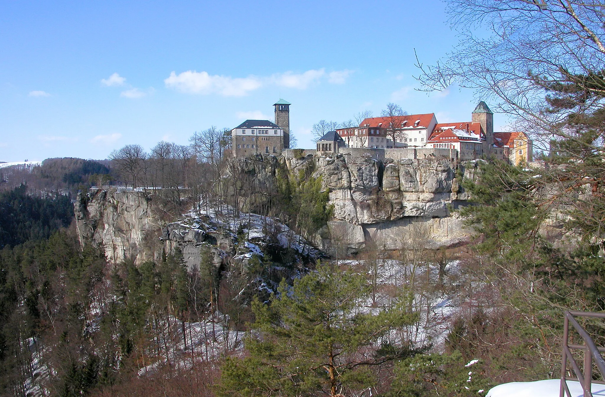 Photo showing: 05.03.2006   01848  Hohnstein: Burg (GMP: 50.976628,14.109229). Ursprünge im 15 und 16. Jahrhundert. Blick von Südosten über den Bärengarten zur Burg Hohnstein.
[DSCN8862+8863.TIF]20060305290MDR.JPG(c)Blobelt