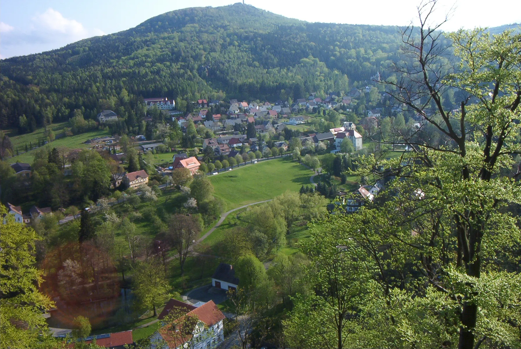 Photo showing: Ort Oybin vom Berg Oybin aus gesehen
