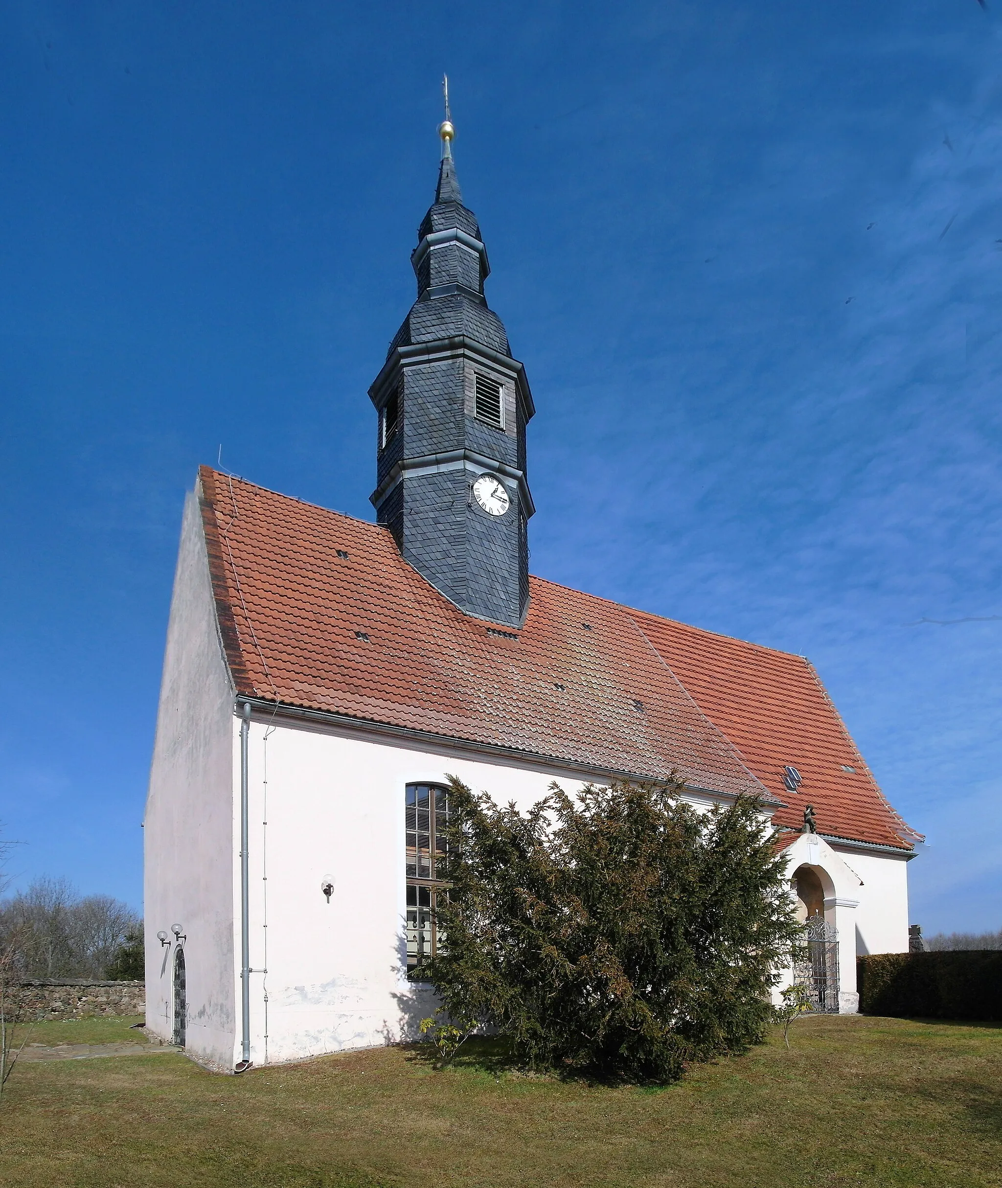 Photo showing: 07.03.2015   01683   Tanneberg (Klipphausen), Pfarrweg 3: Dorfkirche (GMP: 51.054793,13.414009). Am Nordrand Alttannebergs, neben dem Rittergut, steht die von einem kleinen Friedhof umgebene Tanneberger Kirche. Ihr Vorgängerbau wurde 1539 als Pfarrkirche erwähnt, brannte aber nieder. Im Jahr 1630, zur Zeit des Dreißigjährigen Krieges, entstand die Kirche in ihrer barocken, bis heute erhaltenen Form neu. Seit 1925 war sie eine Filialkirche von Blankenstein, heute zählt sie zur Kirchgemeinde Burkhardswalde-Tanneberg.                                                                          [SAM8503+8507.JPG]20150307045MDR.JPG(c)Blobelt