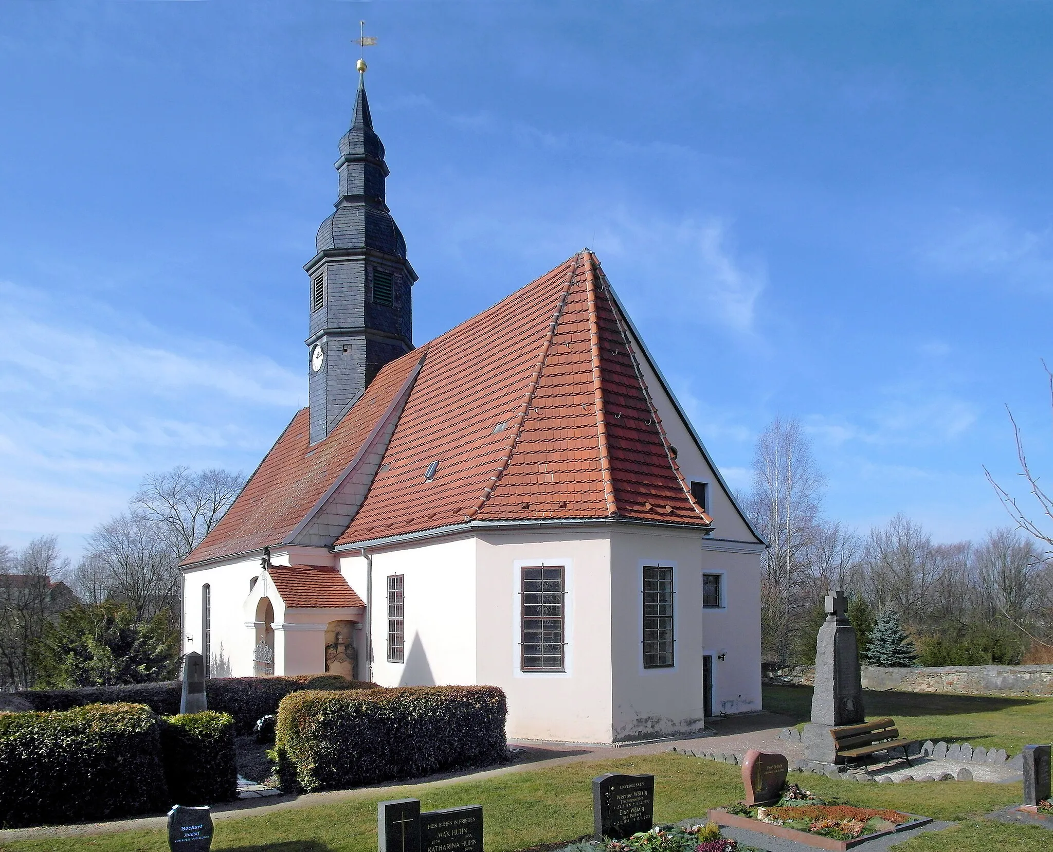 Photo showing: 07.03.2015   01683   Tanneberg (Klipphausen), Pfarrweg 3: Dorfkirche (GMP: 51.054793,13.414009). Am Nordrand Alttannebergs, neben dem Rittergut, steht die von einem kleinen Friedhof umgebene Tanneberger Kirche. Ihr Vorgängerbau wurde 1539 als Pfarrkirche erwähnt, brannte aber nieder. Im Jahr 1630, zur Zeit des Dreißigjährigen Krieges, entstand die Kirche in ihrer barocken, bis heute erhaltenen Form neu. Seit 1925 war sie eine Filialkirche von Blankenstein, heute zählt sie zur Kirchgemeinde Burkhardswalde-Tanneberg.                                                                                                                                                                                                                                 [SAM8496.JPG]20150307040DR.JPG(c)Blobelt