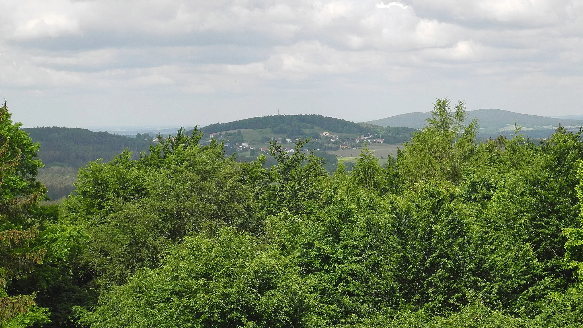 Photo showing: Blick vom Hochstein (449 m) in der Westlausitz auf den Schwedenstein (420 m) mit den Orten Steina und Gickelsberg