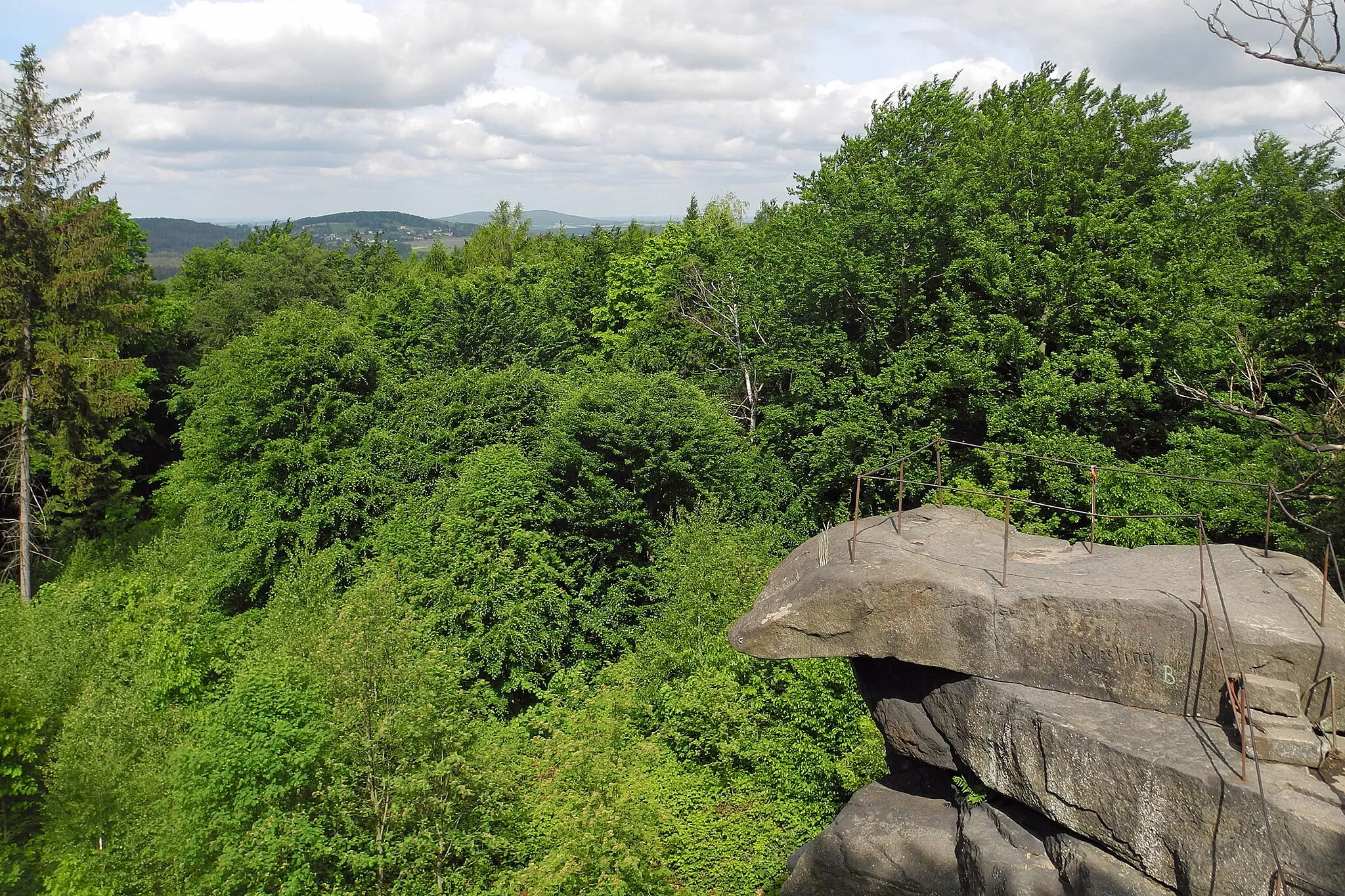 Photo showing: Felsformation und Aussichtspunkt auf dem Hochstein (449 m) in der Westlausitz