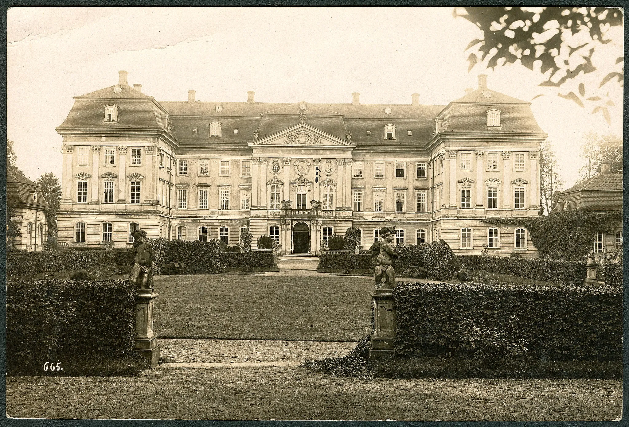 Photo showing: Das Freie Weltadelige Evangelische Fräuleinstift Joachimstein zu Radmeritz, Foto-Abzug mit handschriftlicher Nummer 005 auf der Bildseite von „Hofphotograph Oscar Tellgmann, Eschwege“, rückseitig (siehe unten) bestempelt „Gruppenmanöver der 4. Division und 2. Kav.-Division in Schlesien 1928“. Gestiftet Maße der Fotografie mit einem Blick durch den Park auf die Schauseite des Schlosses ca. 16,7 cm x 11,1 cm. Das Dokument wurde von der Familie um den verstorbenen Konrad Dinter für Wikimedia Commons gestiftet ...