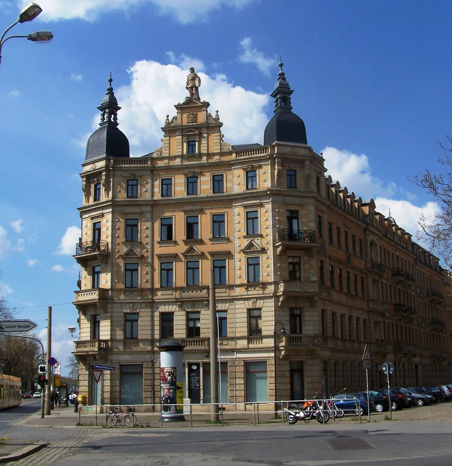 Photo showing: Markantes Eckhaus "Zum Deutschen Ritter" in der Leipziger Vorstadt in Dresden