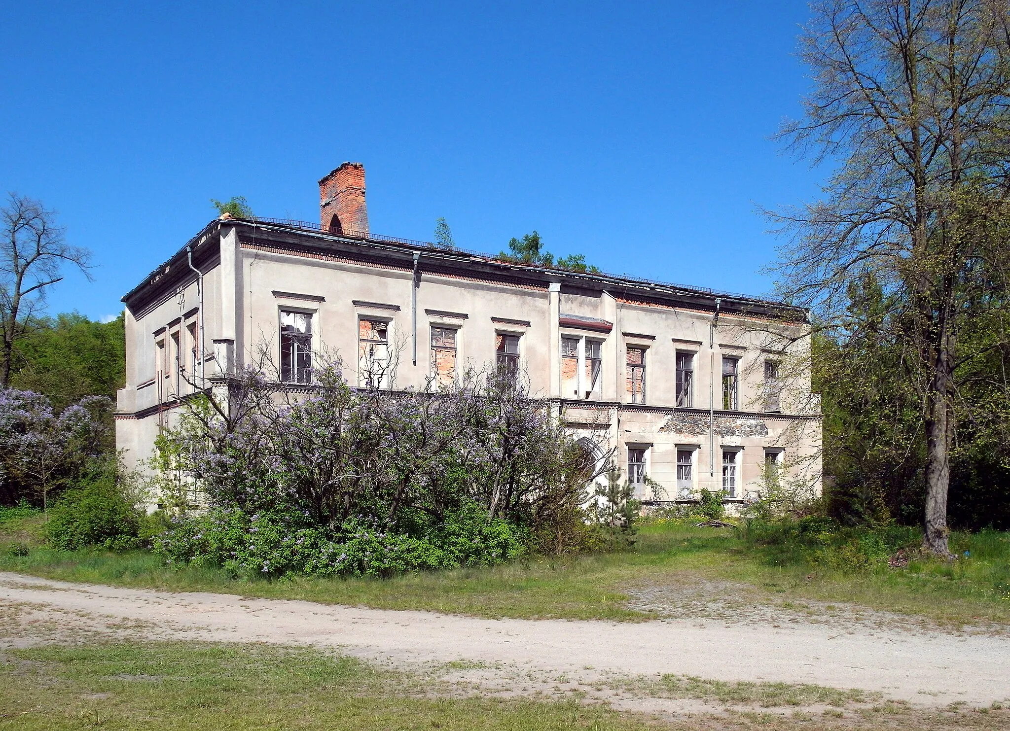 Photo showing: 09.05.2016   02994   Schwepnitz: Herrenhausruine (GMP: 51.332819,13.963108) Schwepnitz. Die Vorgeschichte reicht bis ins 16. Jh. zurück. 1848 läßt Ernst Heinrich Feurich das heutige Herrenhaus im Stile der englischen Tudorgotik errichten, nachdem der Vorgängerbau durch Blitzschlag abgebrannt war. 1945 wurde der letzte Vorkriegseigentümer, Arndt von Wolffersdorf, enteignet. In der DDR diente das Herrenhaus als Schule. Heute ist es in Privatbesitz.                                                                                                                                                                                                                        [SAM5872.JPG]20160509715DR.JPG(c)Blobelt