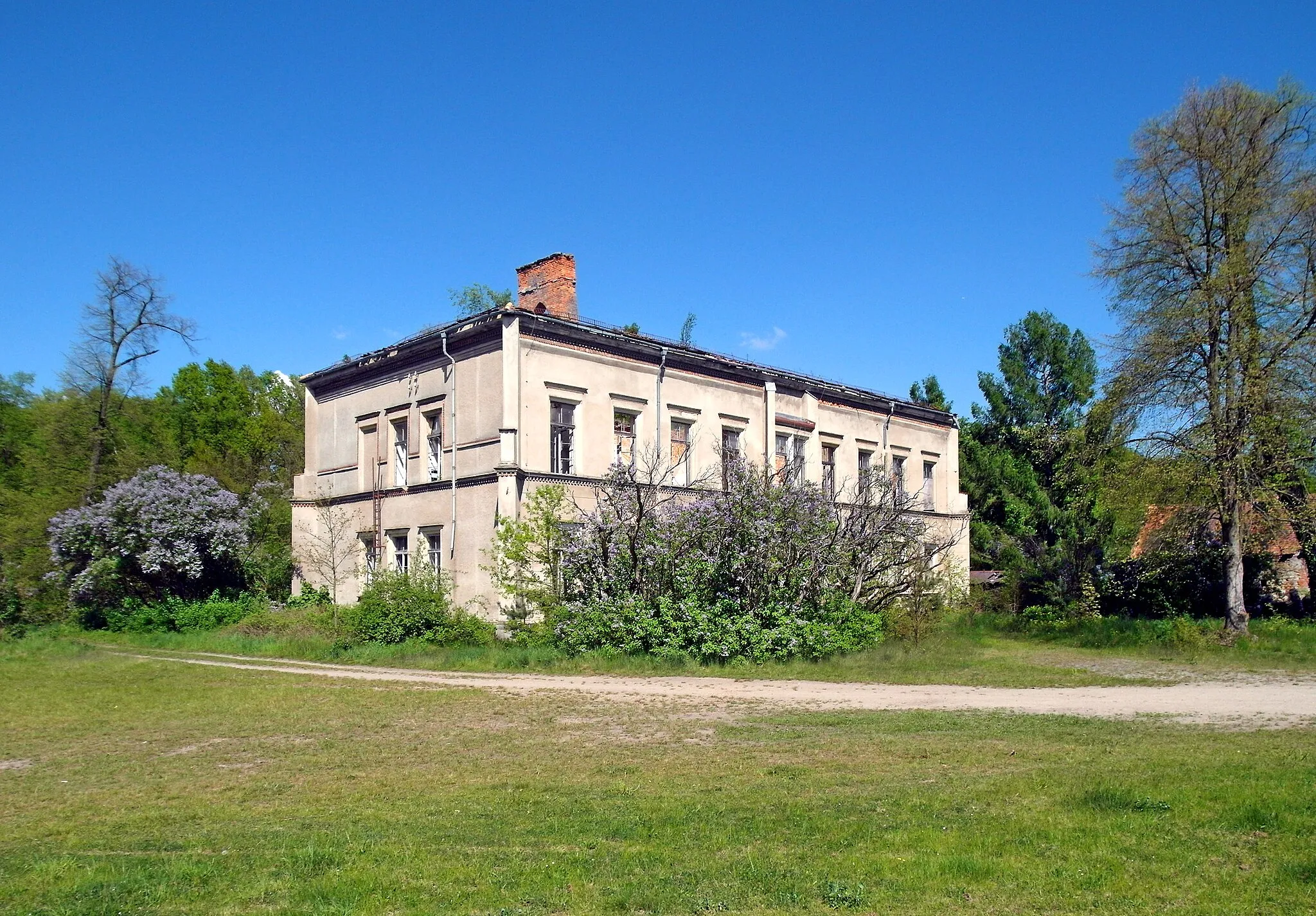 Photo showing: 09.05.2016   02994   Schwepnitz: Herrenhausruine (GMP: 51.332819,13.963108) Schwepnitz. Die Vorgeschichte reicht bis ins 16. Jh. zurück. 1848 läßt Ernst Heinrich Feurich das heutige Herrenhaus im Stile der englischen Tudorgotik errichten, nachdem der Vorgängerbau durch Blitzschlag abgebrannt war. 1945 wurde der letzte Vorkriegseigentümer, Arndt von Wolffersdorf, enteignet. In der DDR diente d. Herrenhaus als Schule. Heute ist es in Privatbesitz.                                                                                                                                                                                                                       [SAM5865.JPG]20160509720DR.JPG(c)Blobelt