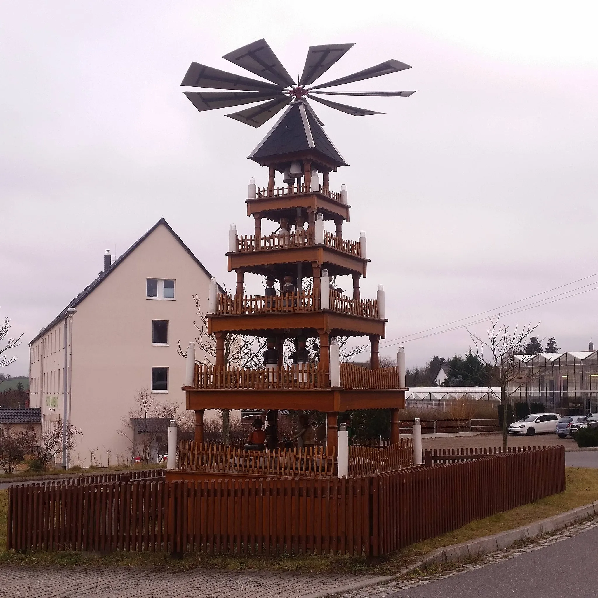 Photo showing: Weihnachtspyramide in Possendorf an der Bushaltestelle Hauptstraße.