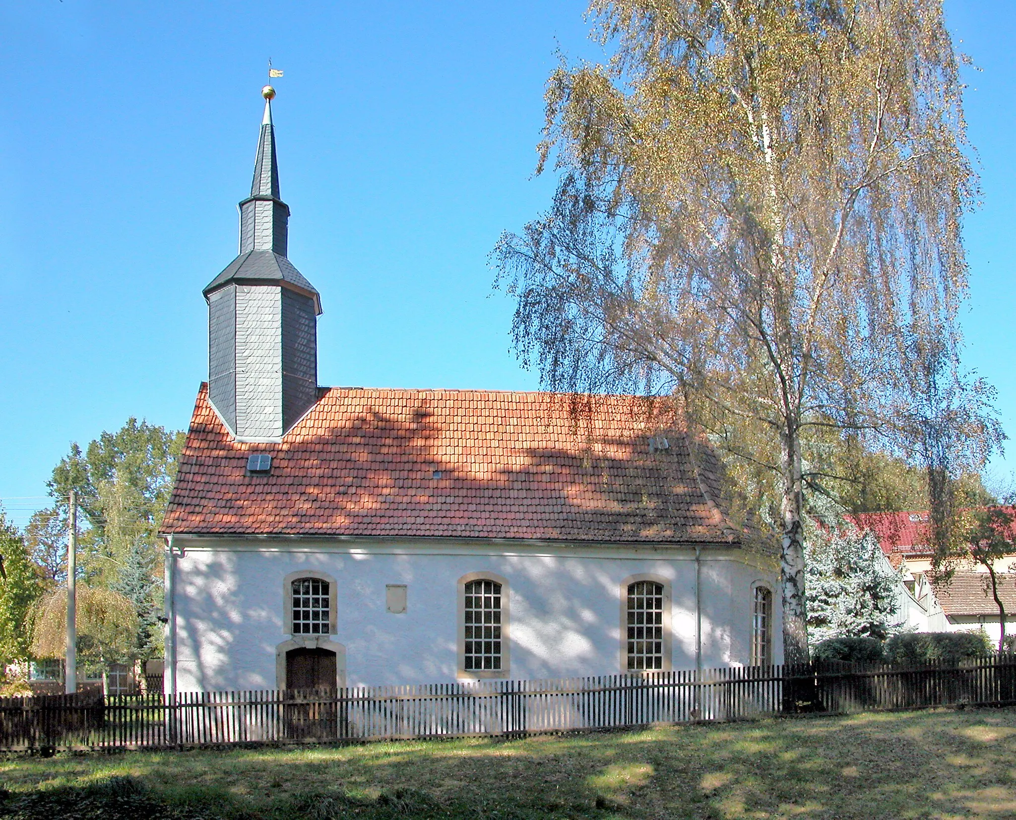 Photo showing: 10.10.2010   01723  Helbigsdorf (Wilsdruff), Obere Dorfstraße 5 (GMP: 51.028718,13.473100): Dorfkirche.                      [DSCN42599.TIF]20101010205DR.JPG(c)Blobelt