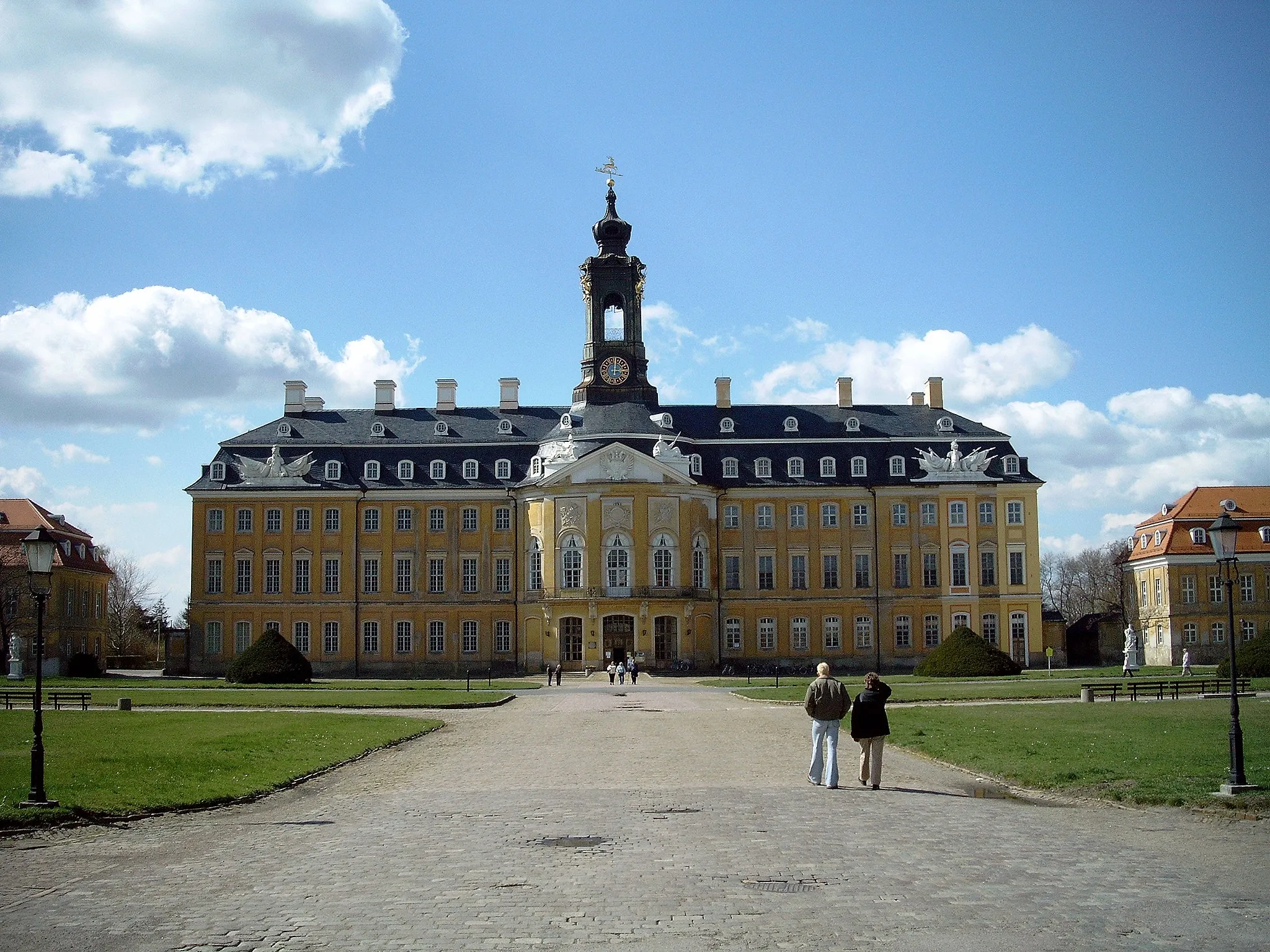 Photo showing: Hubertusburg im sächsischen Wermsdorf im Frühjahr 2004
Quelle: selbst fotografiert
Fotograf/Zeichner: Marco Linke
Datum: 11.04.2004