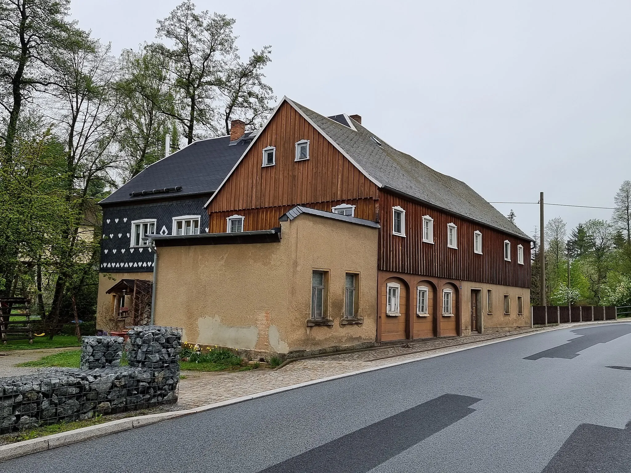 Photo showing: Ehemaliger Gasthof Goldenes Schiff (Umgebinde) mit Anbau Hauptstraße 71