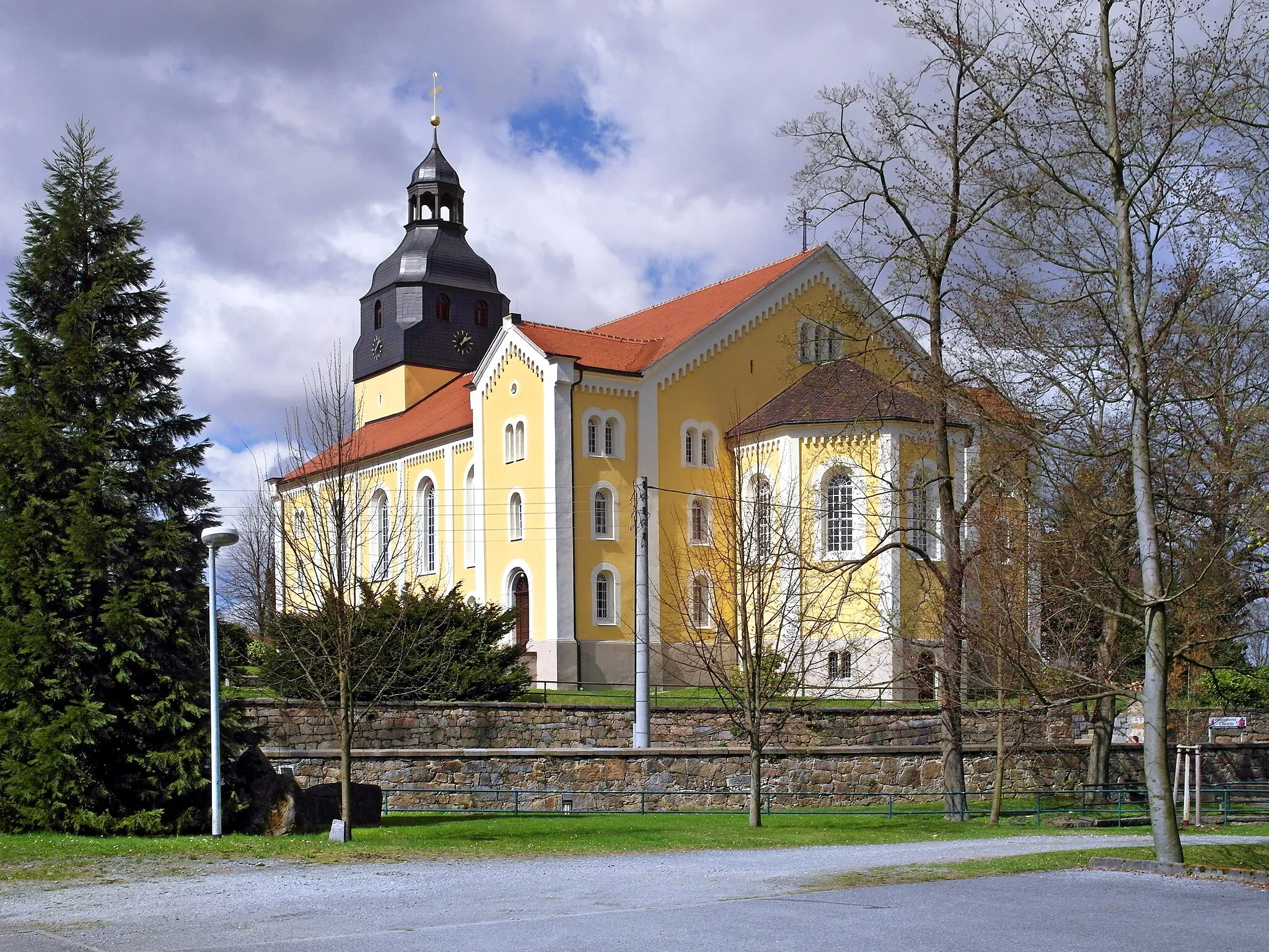 Photo showing: 06.04.2017   01904  Steinigtwolmsdorf: Evangelische Kirche (GMP: 51.063031,14.346140). Heutiger Bau von 1860-1861. Sicht von Südosten.                                   [SAM9252.JPG]20170406310DR.JPG(c)Blobelt