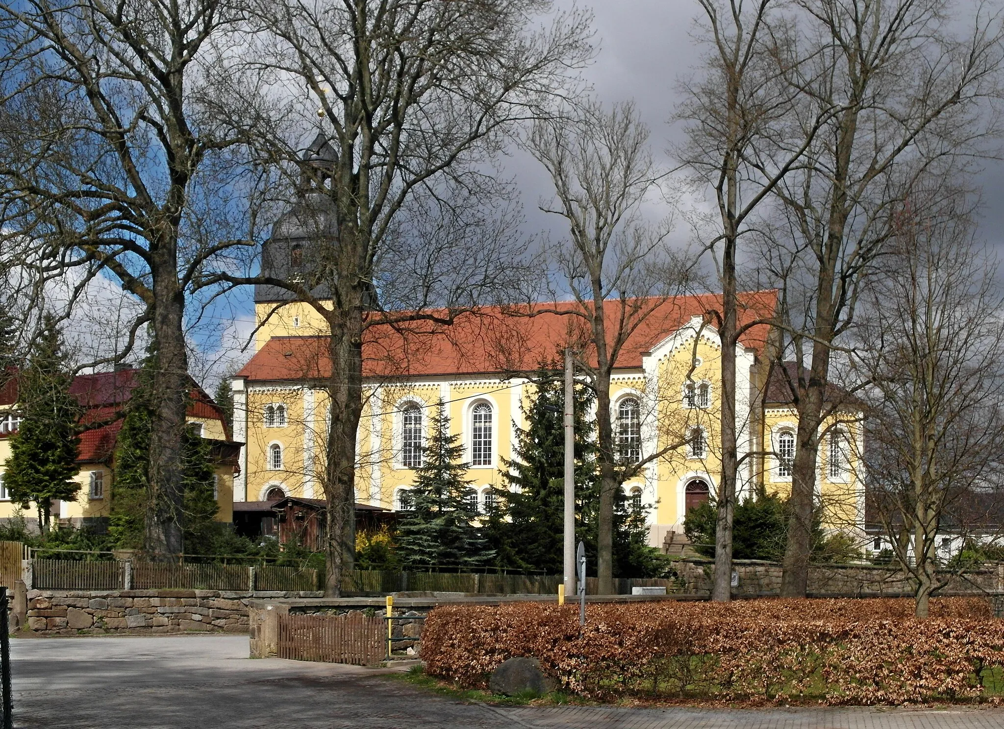 Photo showing: 06.04.2017   01904  Steinigtwolmsdorf: Evangelische Kirche (GMP: 51.063031,14.346140). Heutiger Bau von 1860-1861. Sicht von Süden.                                     [SAM9252.JPG]20170406310DR.JPG(c)Blobelt