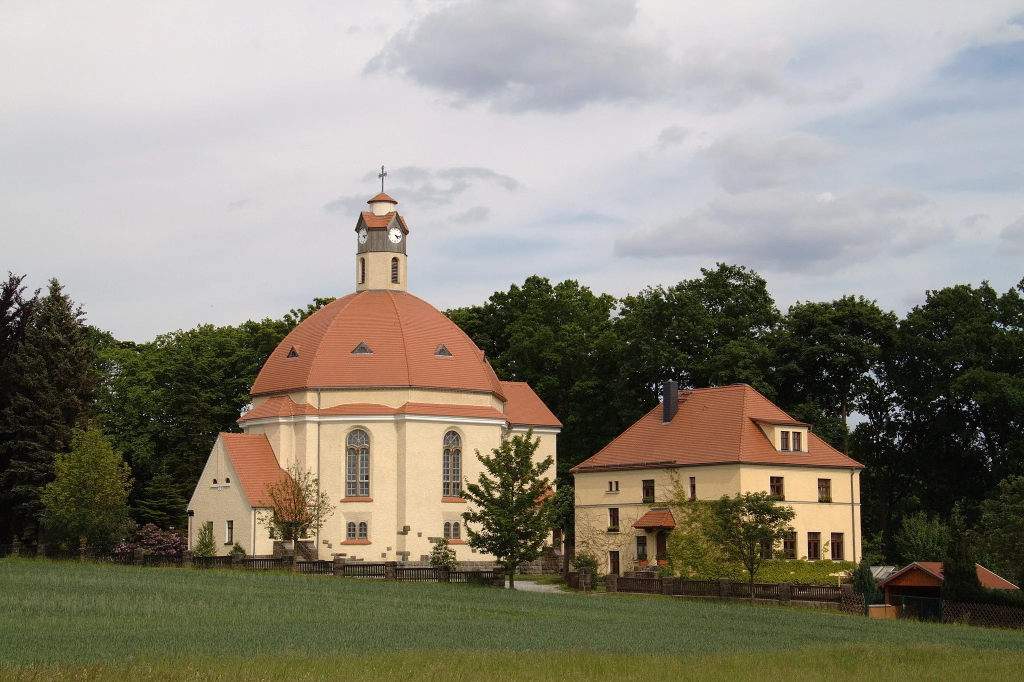 Photo showing: evangelische Johanneskirche mit Pfarrhaus in Kirschau, Sachsen