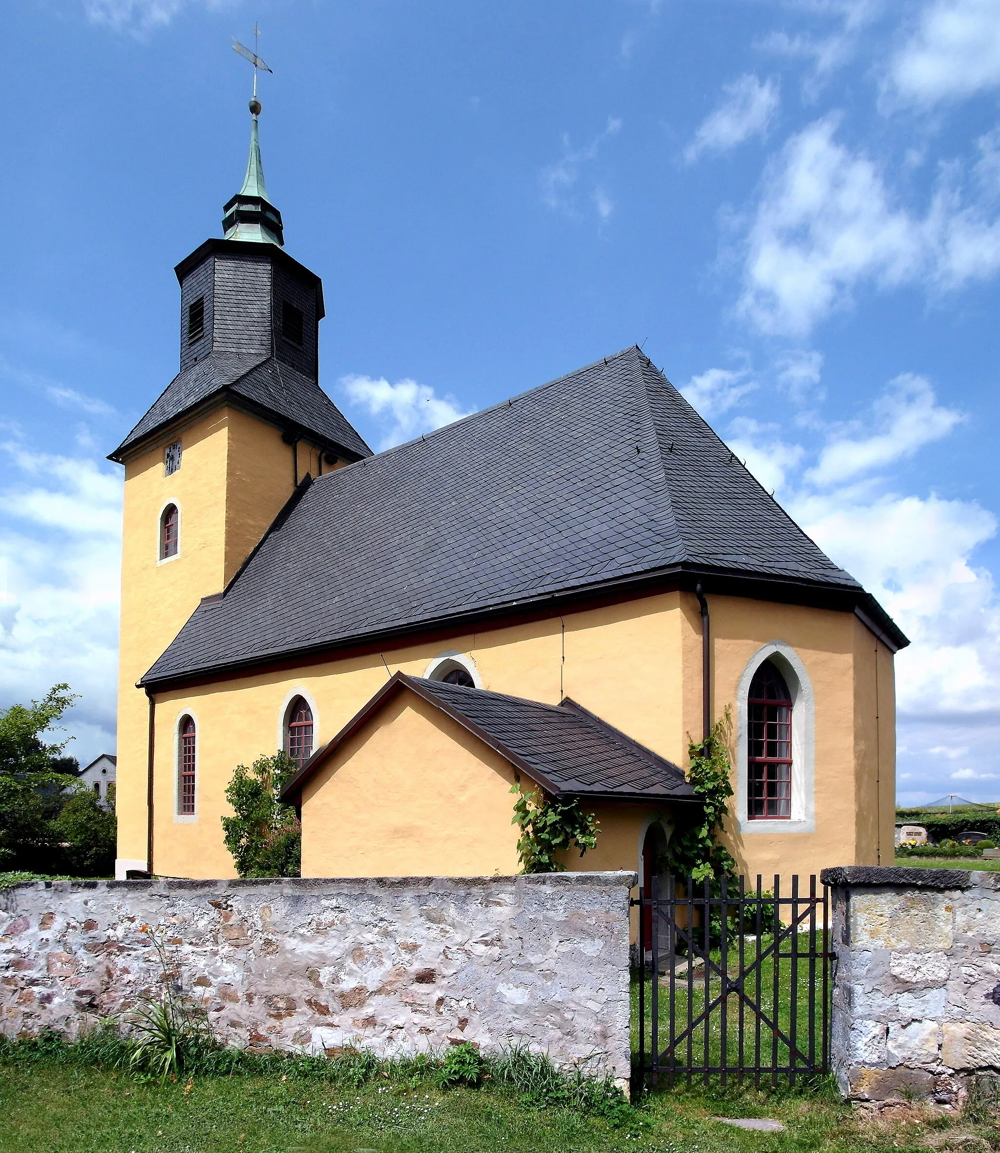 Photo showing: 20.07.2013   01818  Breitenau (Bad Gottleuba-Berggießhübel), Breitenau 33: Dorfkirche (GMP: 50.807760,13.889781). Betont schlichte großfenstrige Saalkirche mit polygonaler Apsis und Westturm, im Schlussstein des Eingangs bezeichnet 1817. Putzbau. Das Innere mit Tonnengewölbe und Apsiskalotte. Einfriedung mit Bruchsteinmauer mit südlichem Tor mit 
zweiflügligem Ziergitter und Vasenaufsätzen auf den Torpfosten sowie südöstlicher Pforte.                                                                                                        [SAM8570-8572.JPG]20130720015MDR.JPG(c)Blobelt